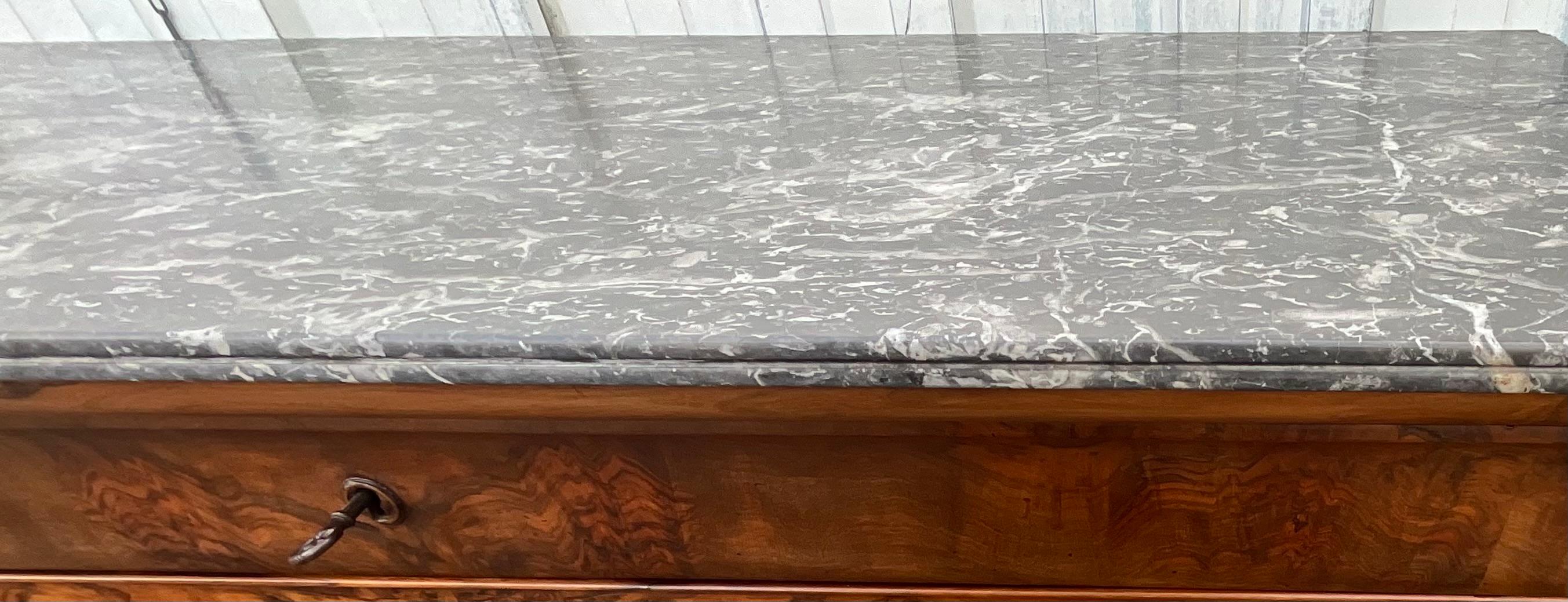 Louis-Philippe Commode Louis Philippe en ronce de noyer, marbre de Saint-anne, milieu du 19ème siècle en vente