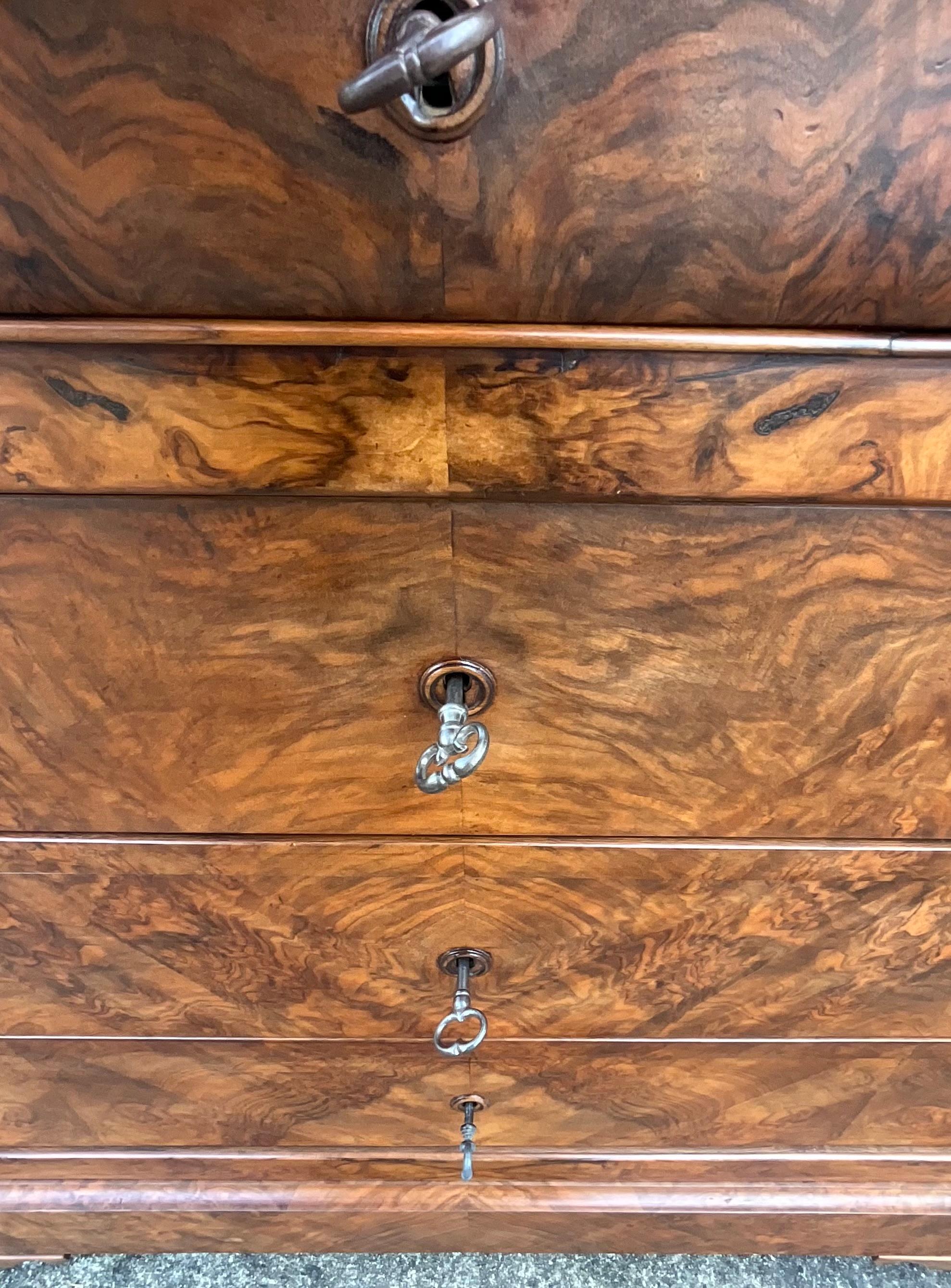 Milieu du XIXe siècle Commode Louis Philippe en ronce de noyer, marbre de Saint-anne, milieu du 19ème siècle en vente