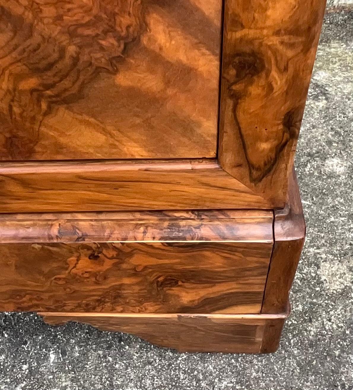 Noyer Commode Louis Philippe en ronce de noyer, marbre de Saint-anne, milieu du 19ème siècle en vente