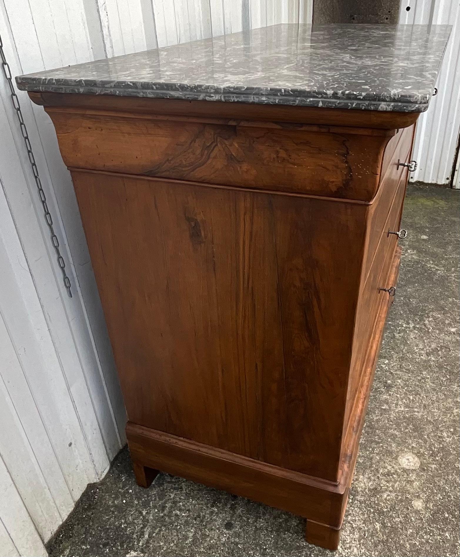 Commode Louis Philippe en ronce de noyer, marbre de Saint-anne, milieu du 19ème siècle en vente 1
