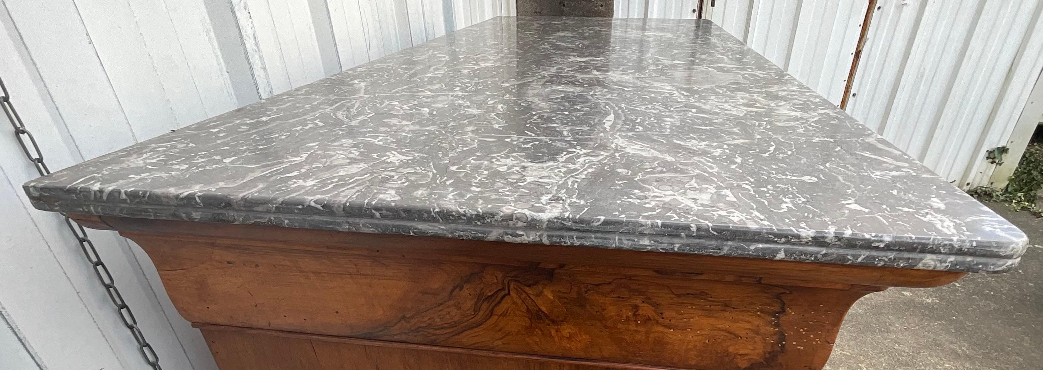 Commode Louis Philippe en ronce de noyer, marbre de Saint-anne, milieu du 19ème siècle en vente 2