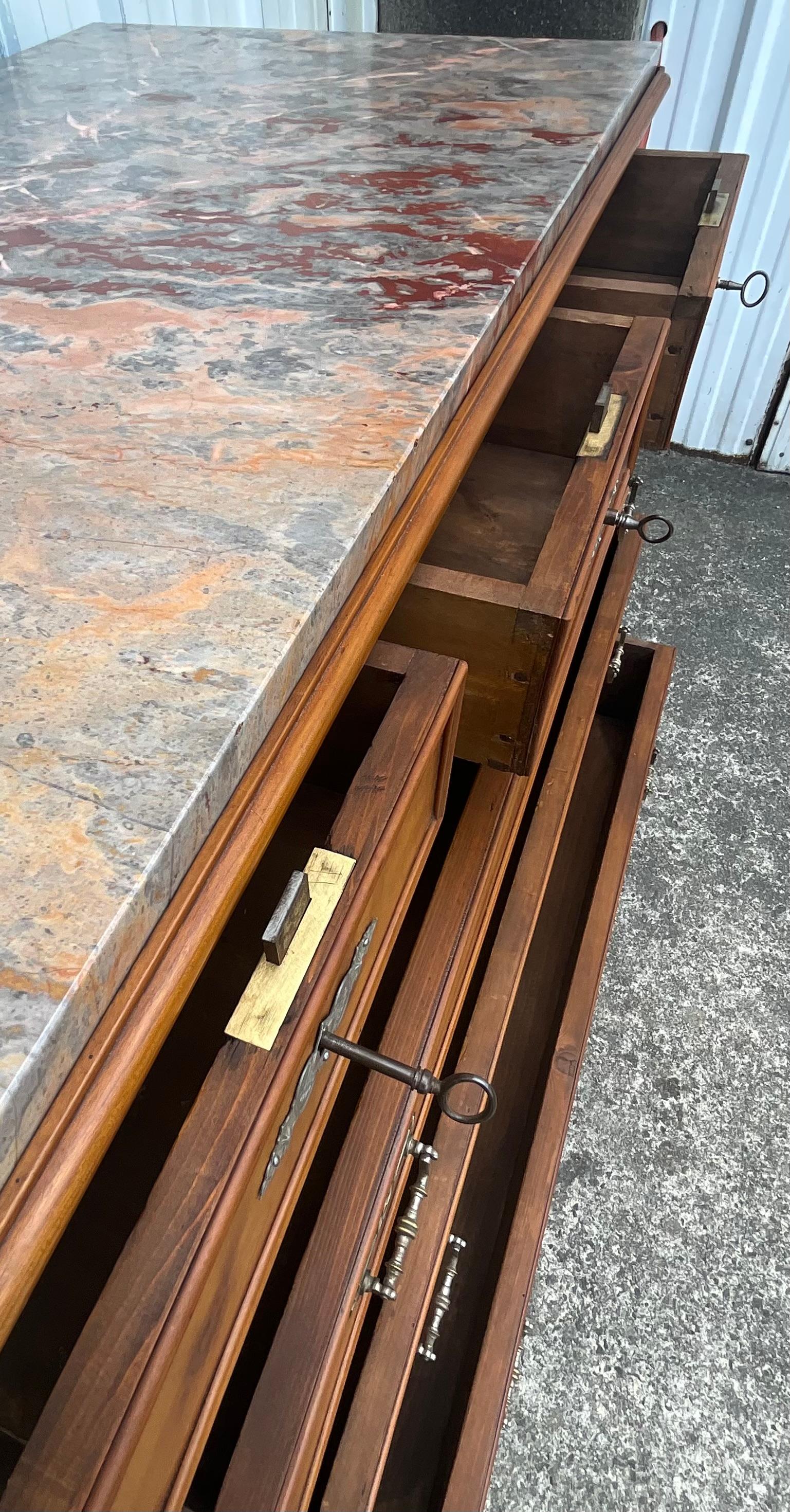 Commode Louis Philippe en ronce de cerisier avec dessus en marbre, vers 1890 en vente 9