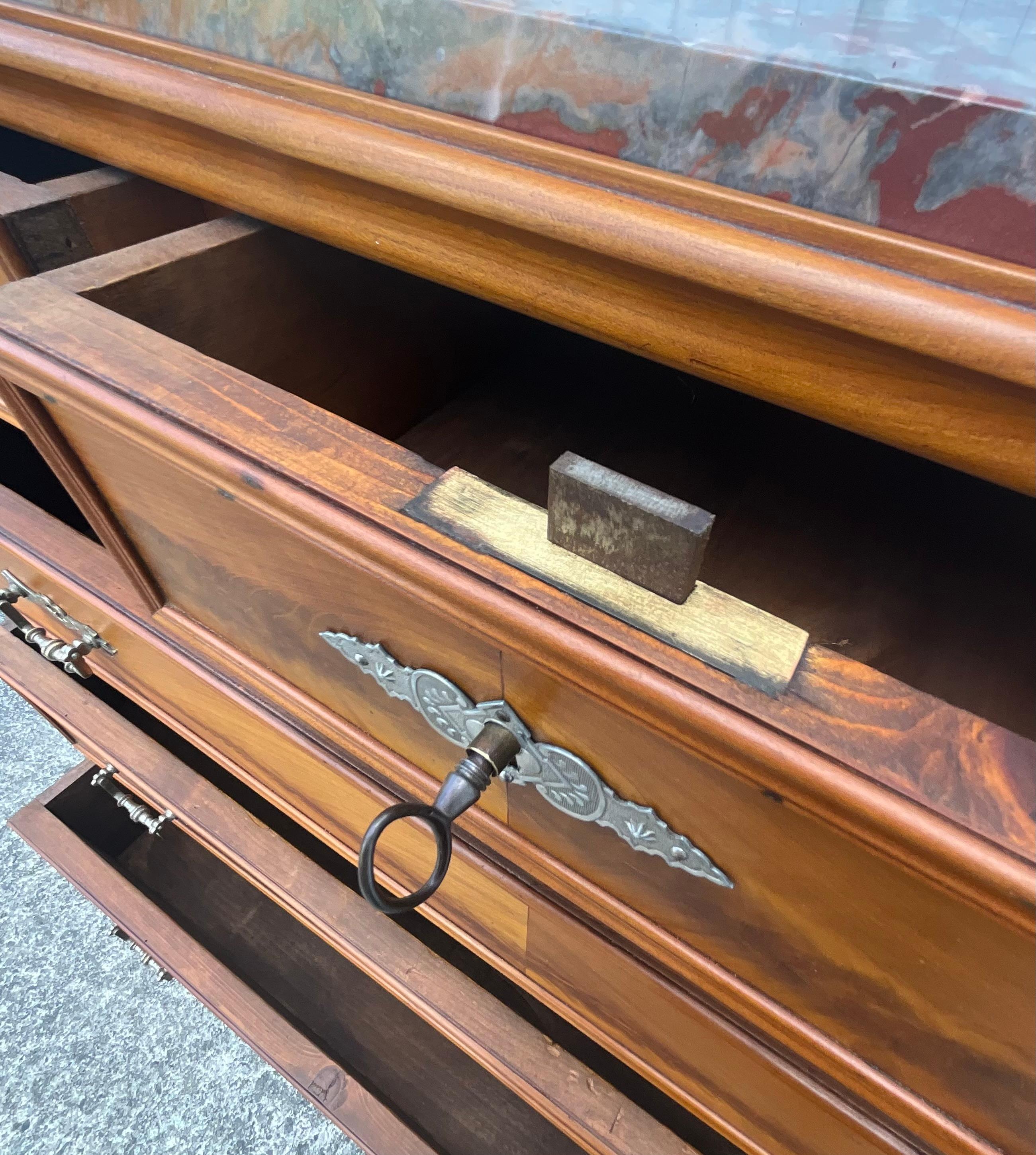 Commode Louis Philippe en ronce de cerisier avec dessus en marbre, vers 1890 en vente 10