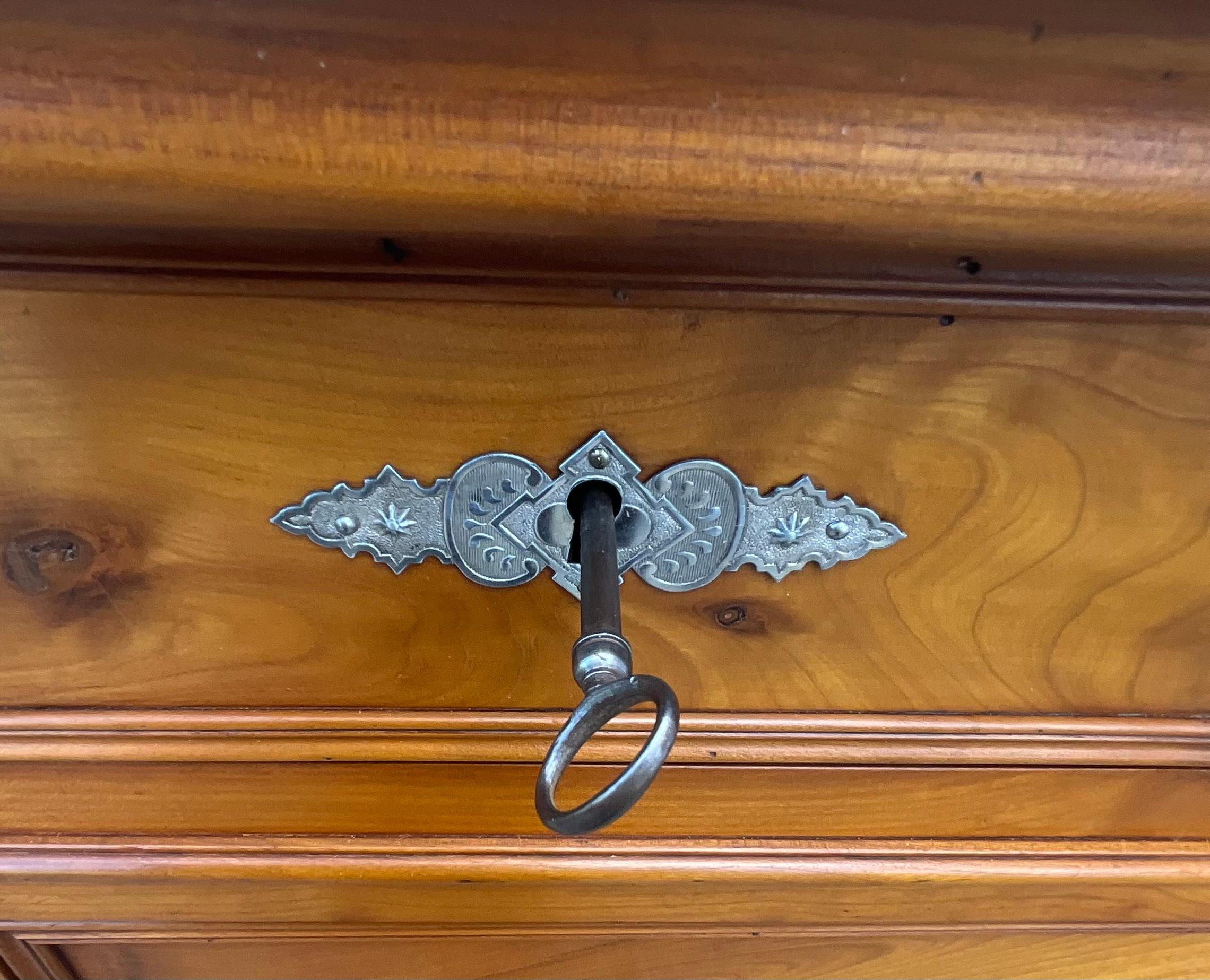 Commode Louis-Philippe en ronce de cerisier avec dessus en marbre, vers 1890 - Val de Loire

Cette élégante commode Louis-Philippe de la fin du XIXe siècle incarne le charme discret et le solide savoir-faire de l'ébénisterie française, enraciné dans