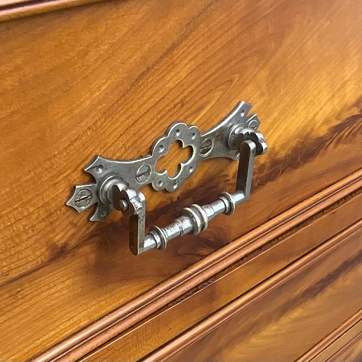 Louis-Philippe Commode Louis Philippe en ronce de cerisier avec dessus en marbre, vers 1890 en vente
