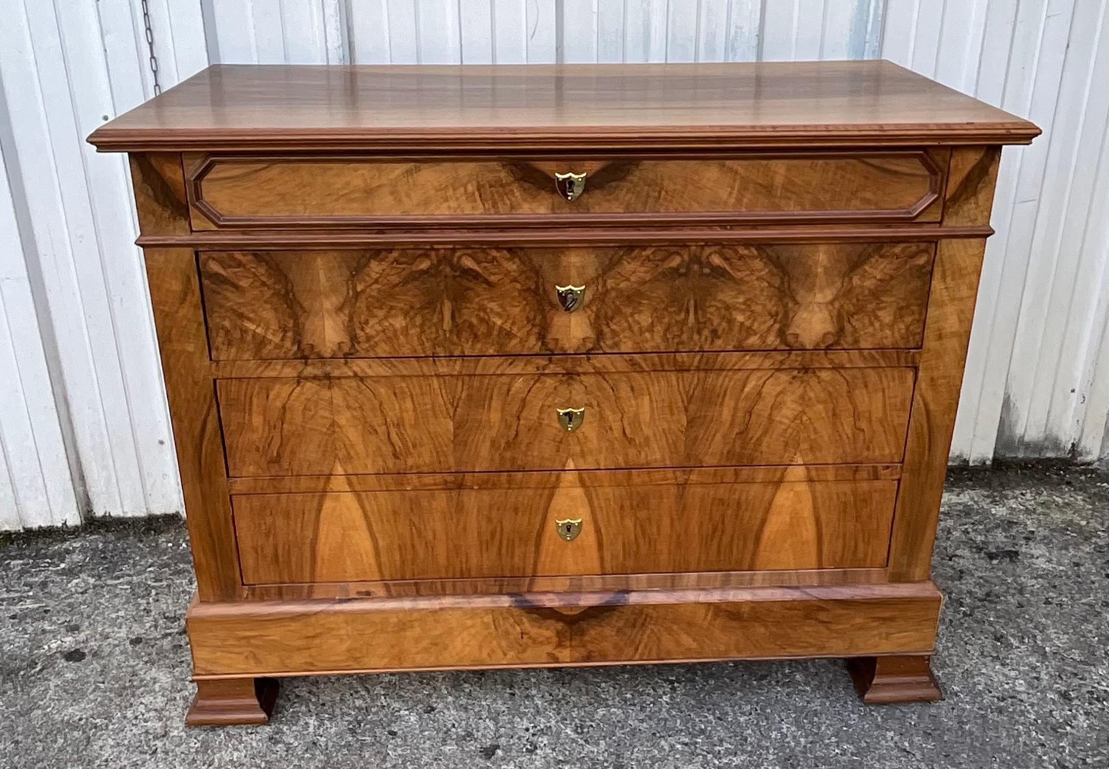 Louis Philippe French Chest Of Drawers, late 19th Century, In Burr Walnut

French commode Louis Philippe late 19th. The wood is from the burr walnut tree.

The walnut burr is flamed because it has many aesthetic designs. These designs have very