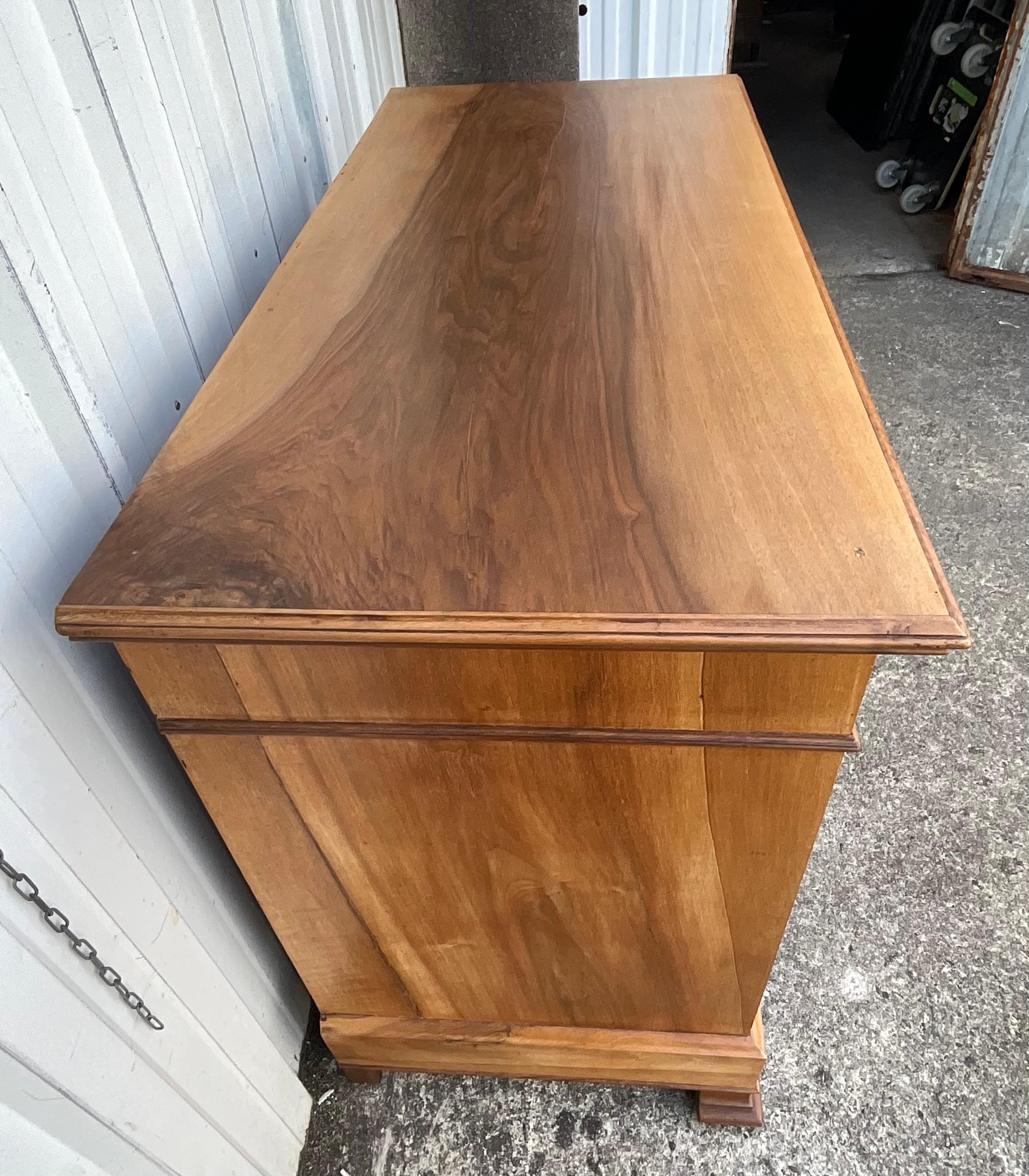 Louis Philippe Chest Of Drawers, Late 19th Century, Burl Walnut In Good Condition In SAINT-CLÉMENT-DE-LA-PLACE, FR