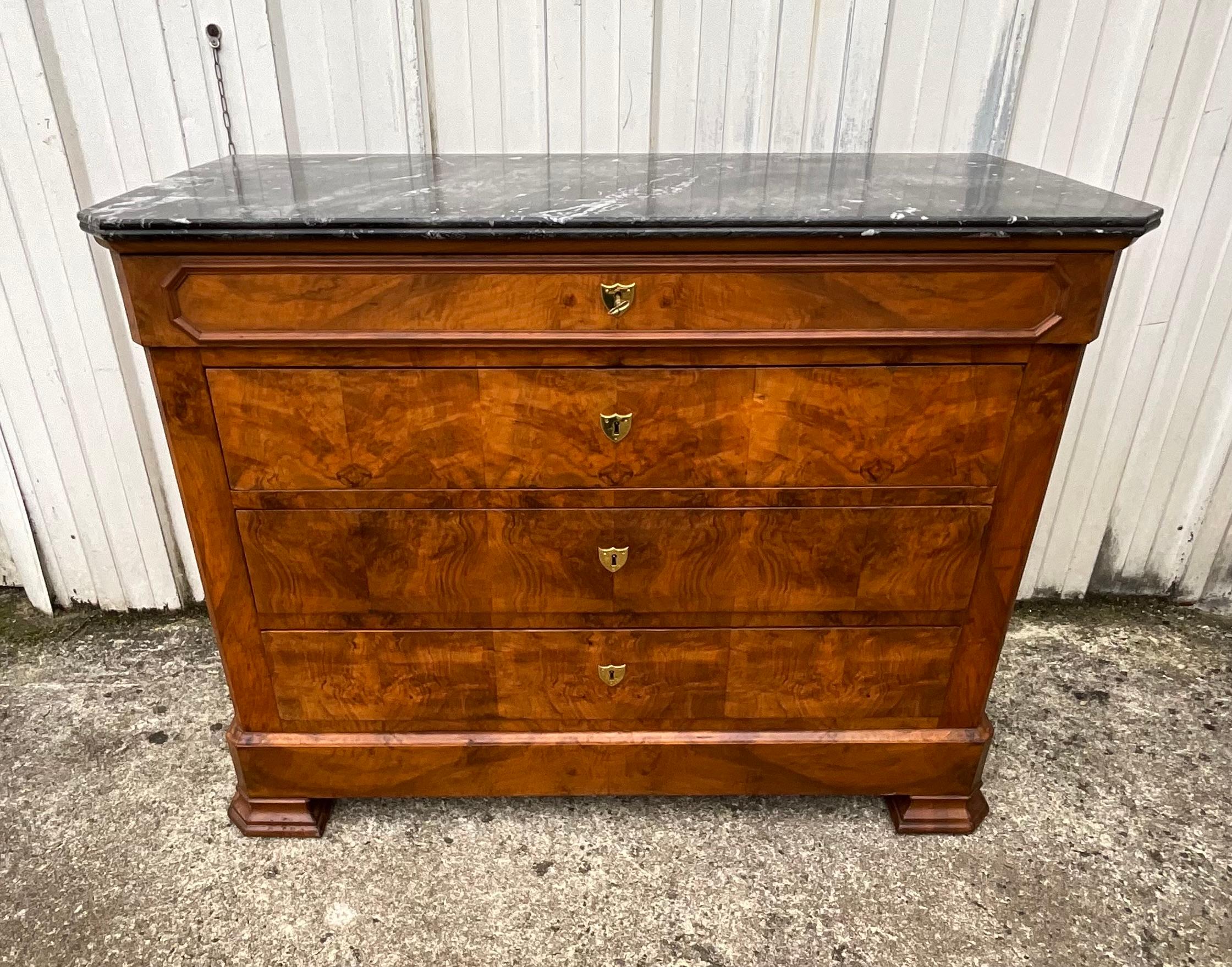 Louis Philippe Chest Of Drawers, late 19th Century, In Burl Walnut

French commode Louis Philippe late 19th. The wood is from the walnut tree.

The walnut burl is flamed because it has many aesthetic designs. These designs have very contrasting