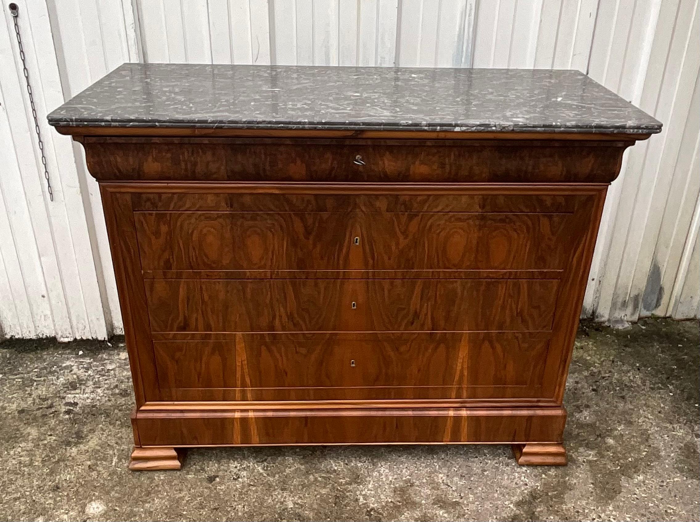 Commode Louis Philippe walnut mid 19th 

French commode Louis Philippe mid 19th. The wood is from the walnut tree.

The walnut burl is flamed because it has many aesthetic designs. These designs have very contrasting complex patterns and intertwined