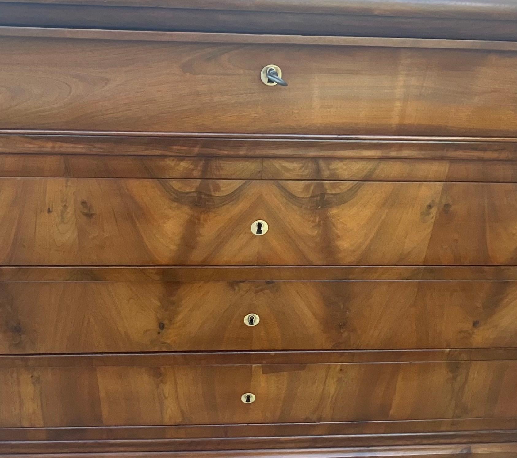 Louis Philippe Chest Of Drawers, mid 19th Century, In Burl Walnut

French commode Louis Philippe mid 19th. The wood is from the walnut tree.

The walnut burl is flamed because it has many aesthetic designs. These designs have very contrasting