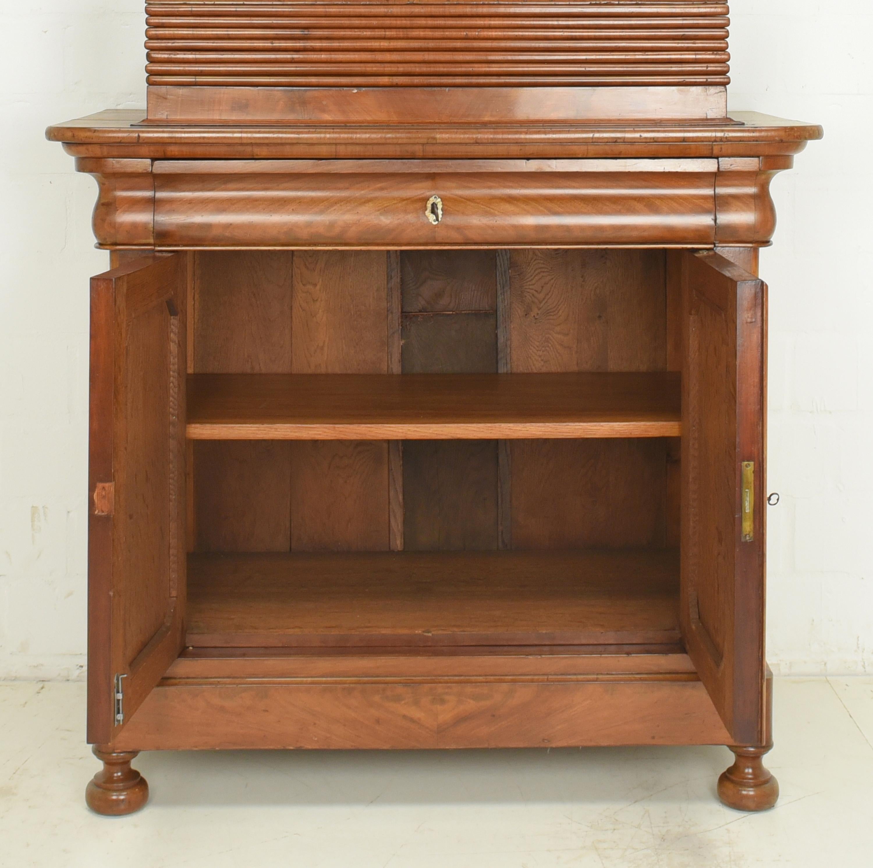 Louis Philippe Chest of Drawers with Laundry Press / Spindle Press, 1880 For Sale 1