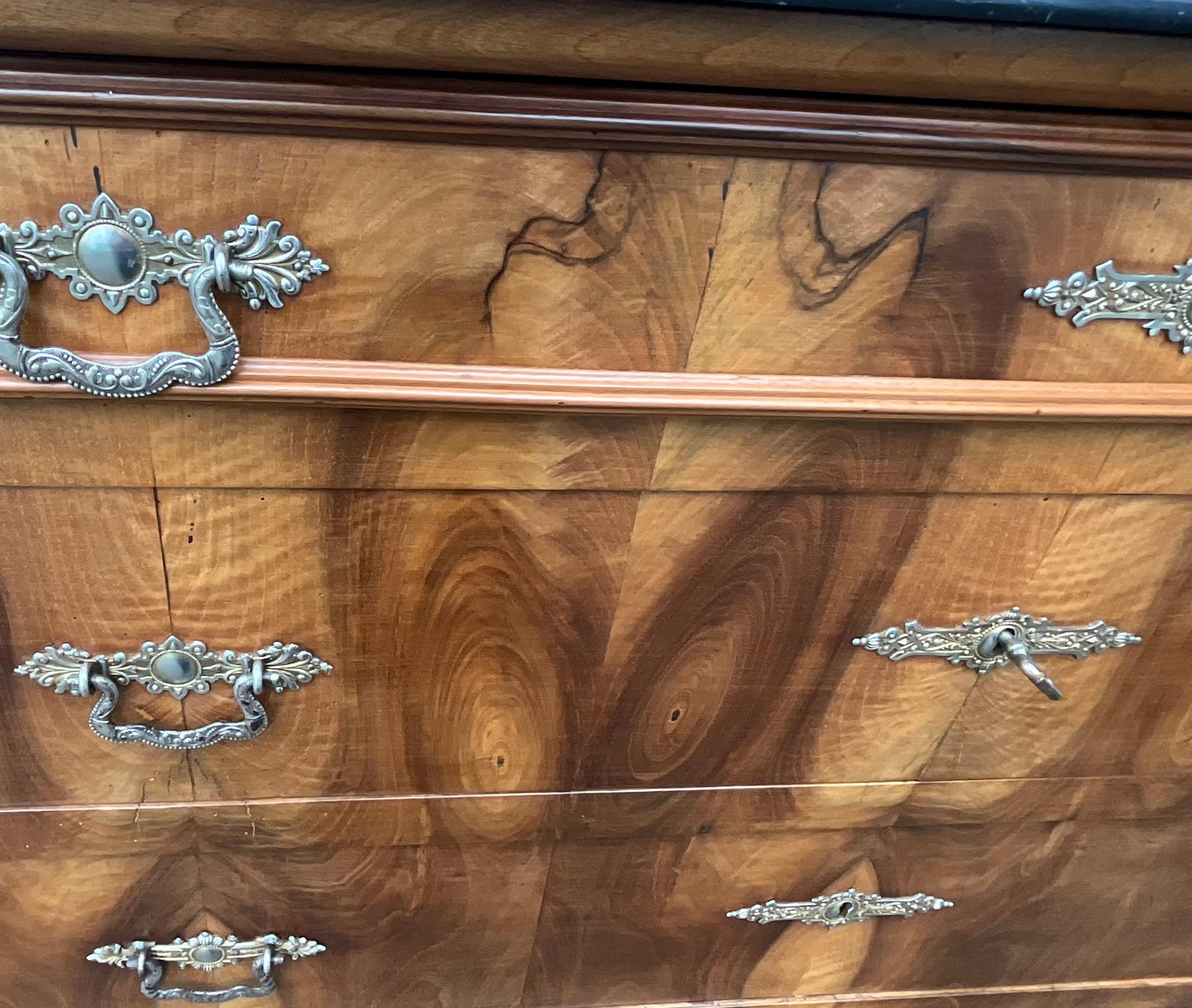 Commode Louis Philippe in radica di noce con piano in marmo di Saint-Anne, XIX secolo in vendita 5