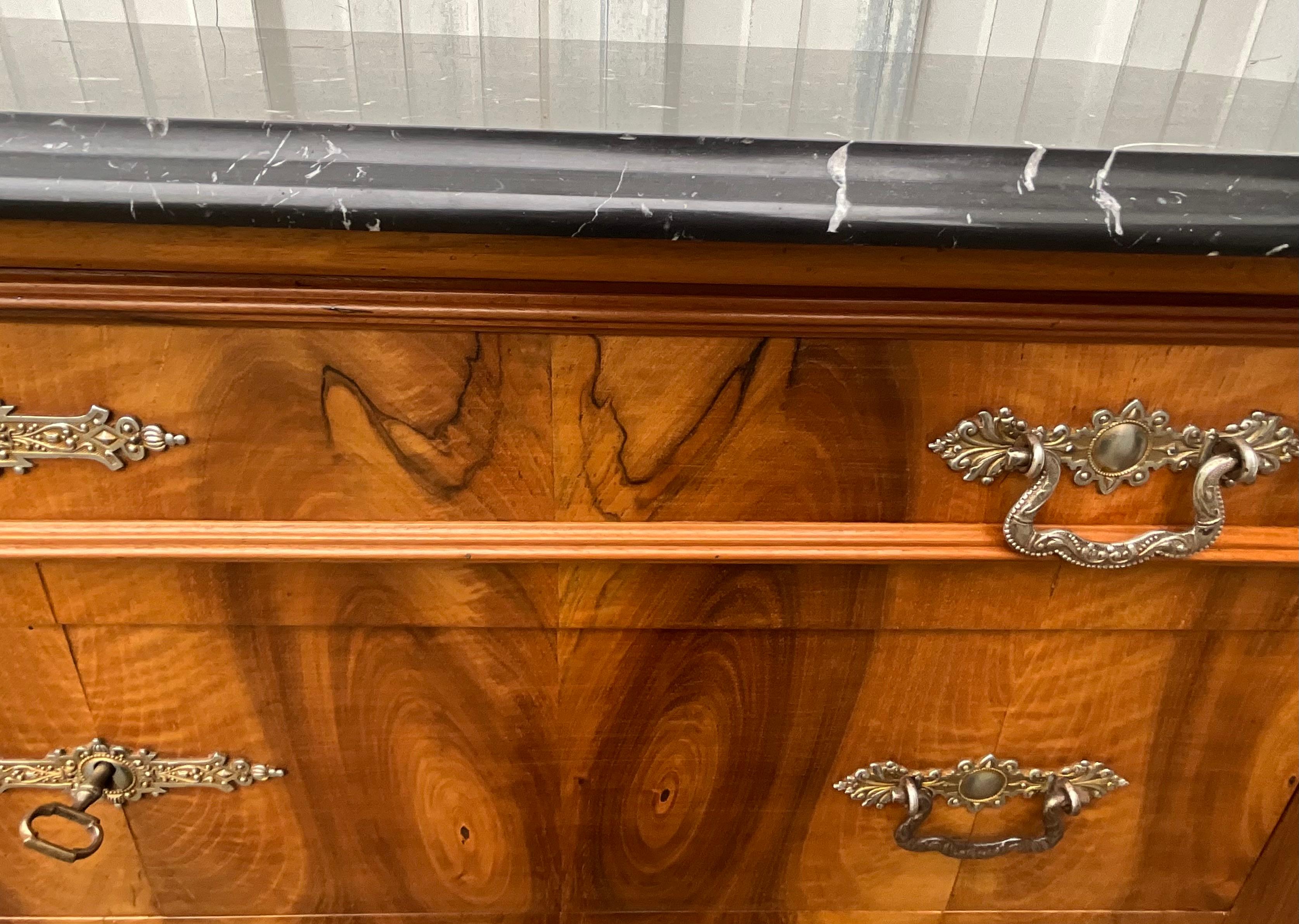 Commode Louis Philippe in radica di noce con piano in marmo di Saint-Anne, XIX secolo in vendita 6