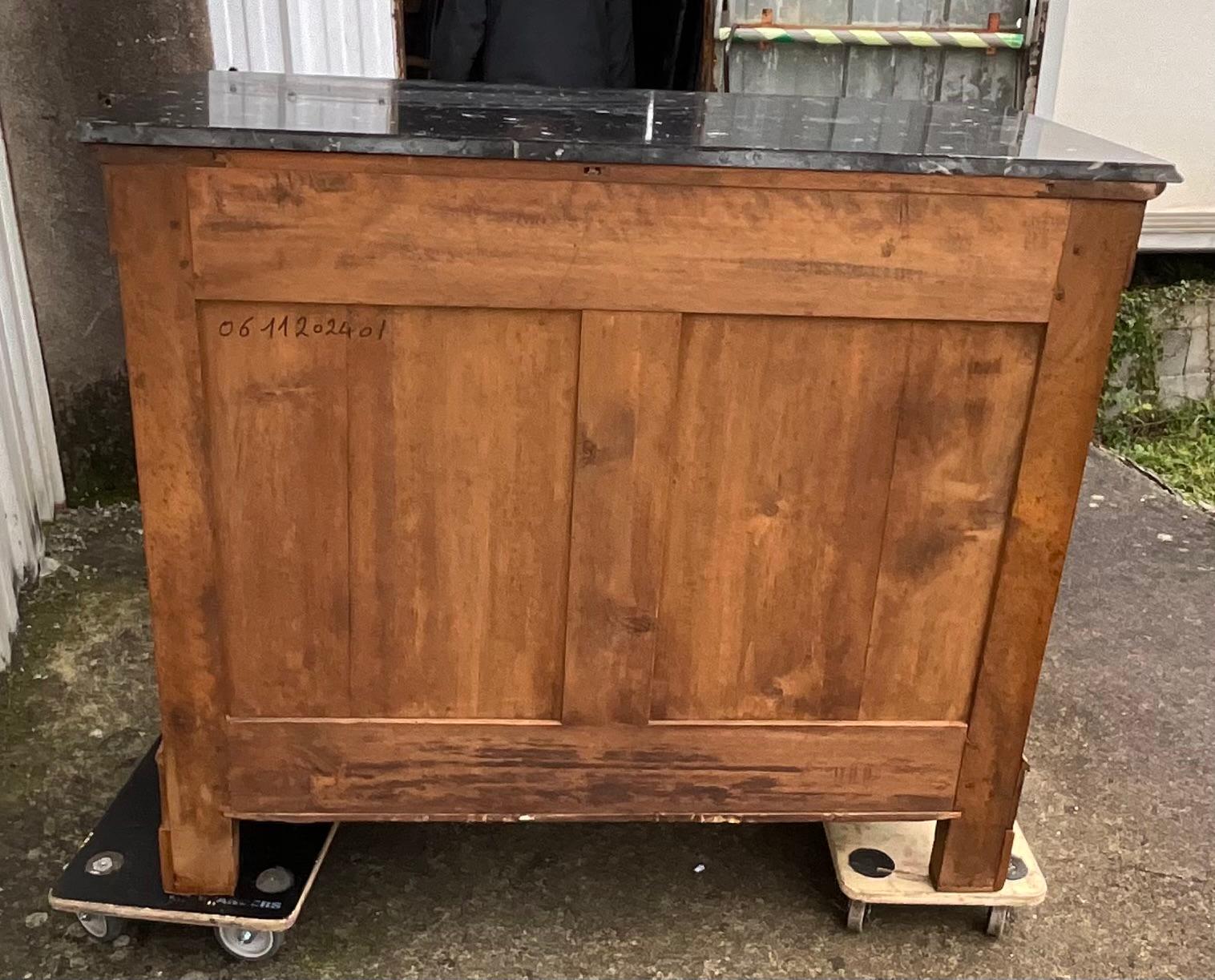 Commode Louis Philippe in radica di noce con piano in marmo di Saint-Anne, XIX secolo in vendita 11