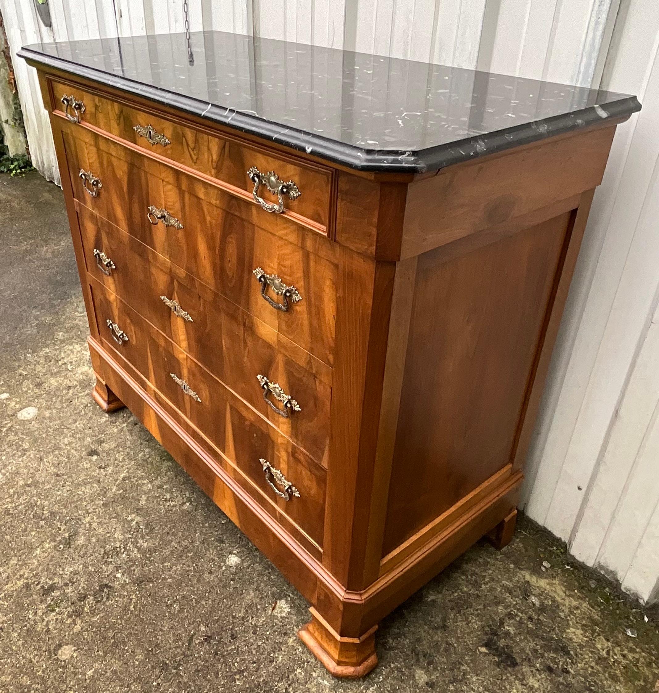 Eleganza e autenticità dal 19° secolo

Questa squisita commode Louis Philippe, realizzata in radica di noce, incarna perfettamente l'eccellenza dei mobili del XIX secolo. Il legno nobile, con i suoi toni caldi e le sue venature delicatamente