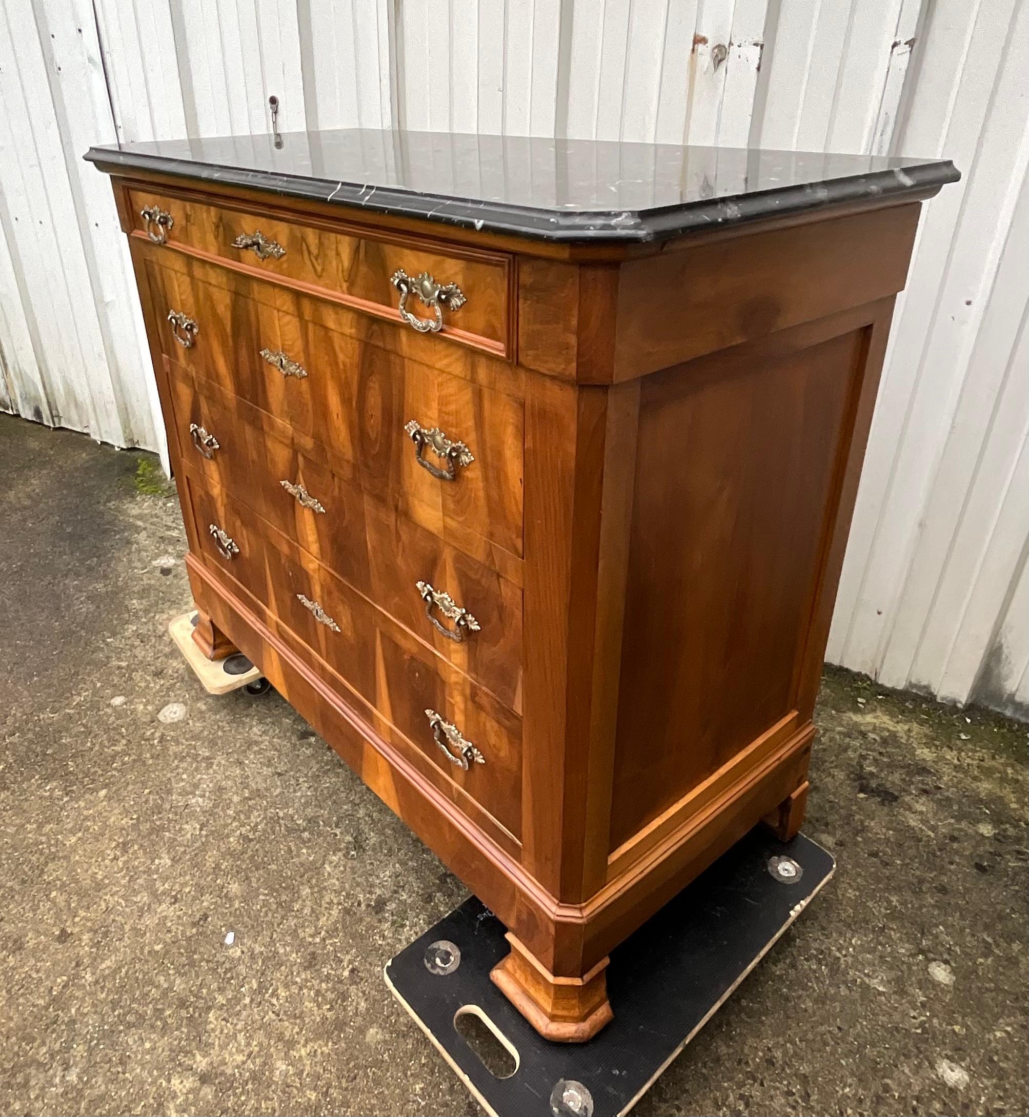Commode Louis Philippe in radica di noce con piano in marmo di Saint-Anne, XIX secolo in vendita 14