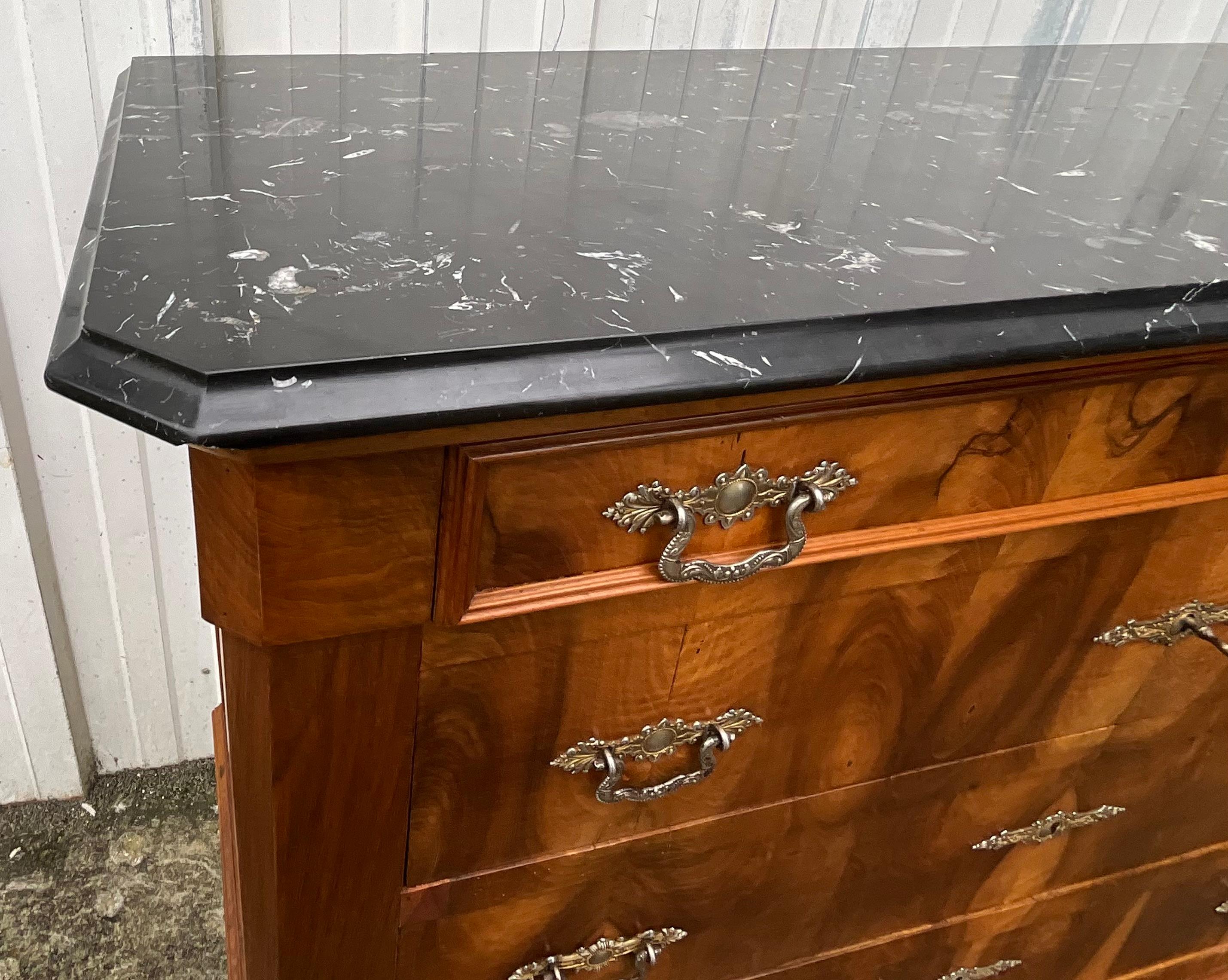 Francese Commode Louis Philippe in radica di noce con piano in marmo di Saint-Anne, XIX secolo in vendita