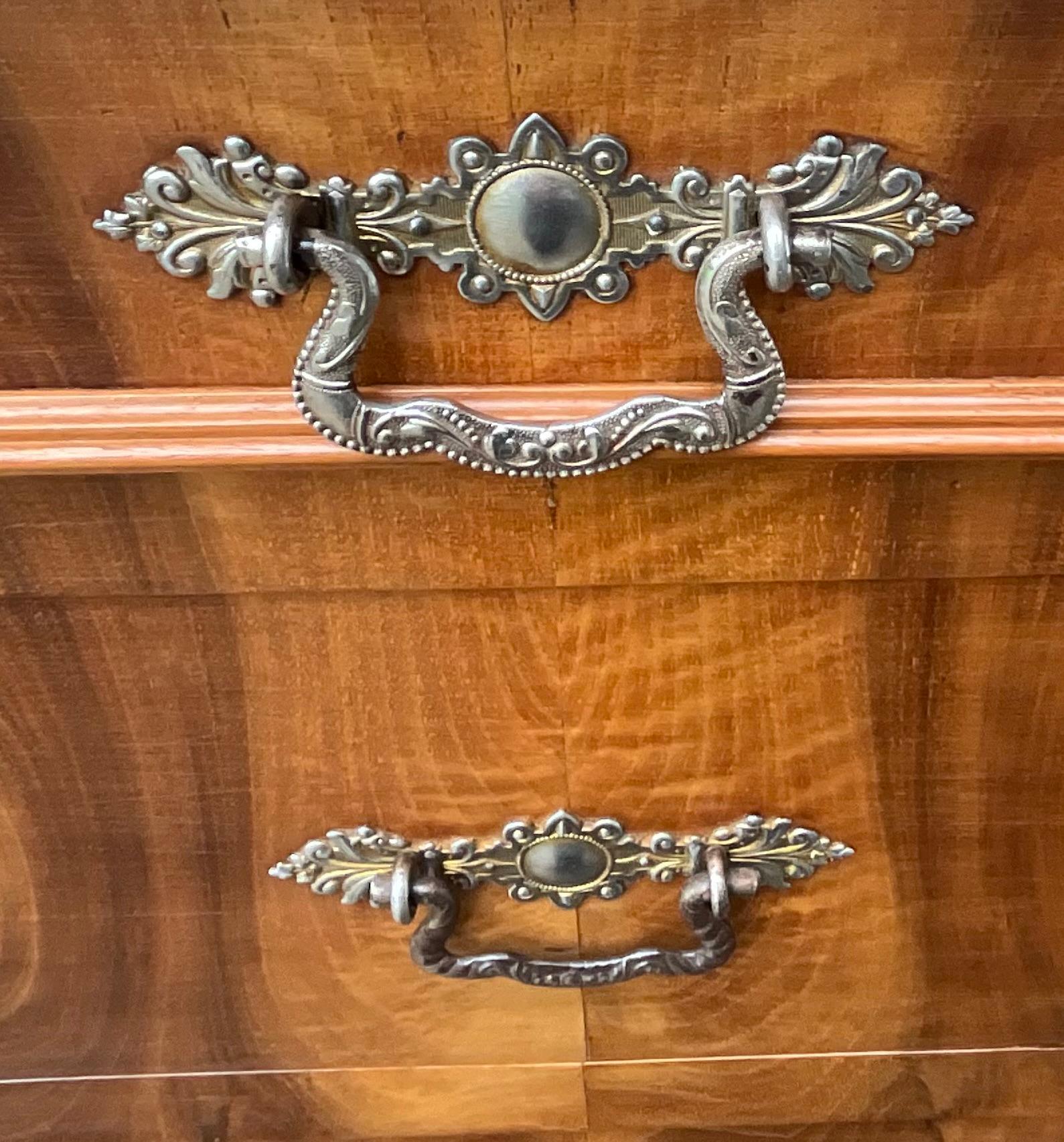 Noce Commode Louis Philippe in radica di noce con piano in marmo di Saint-Anne, XIX secolo in vendita