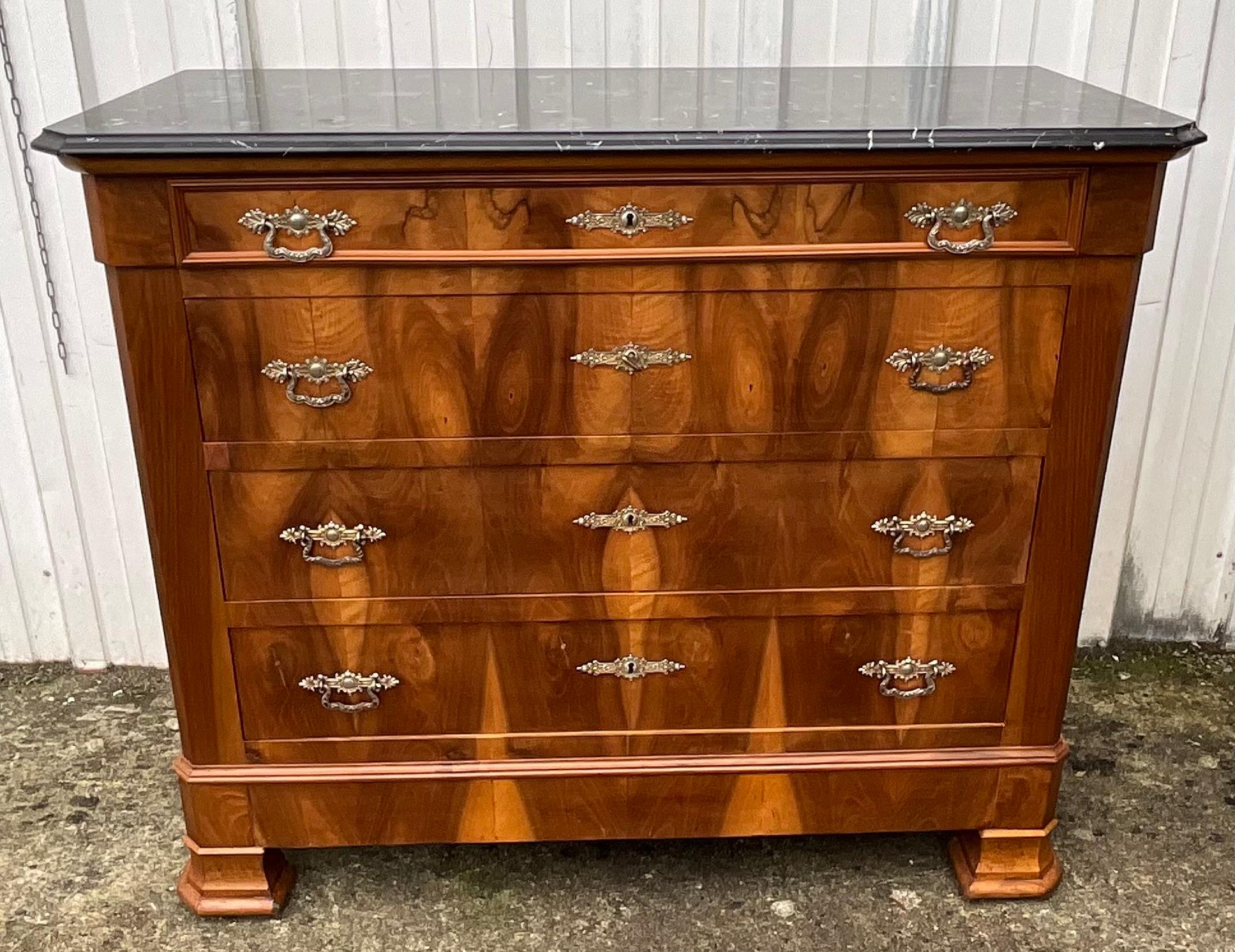 Commode Louis Philippe in radica di noce con piano in marmo di Saint-Anne, XIX secolo in vendita 2