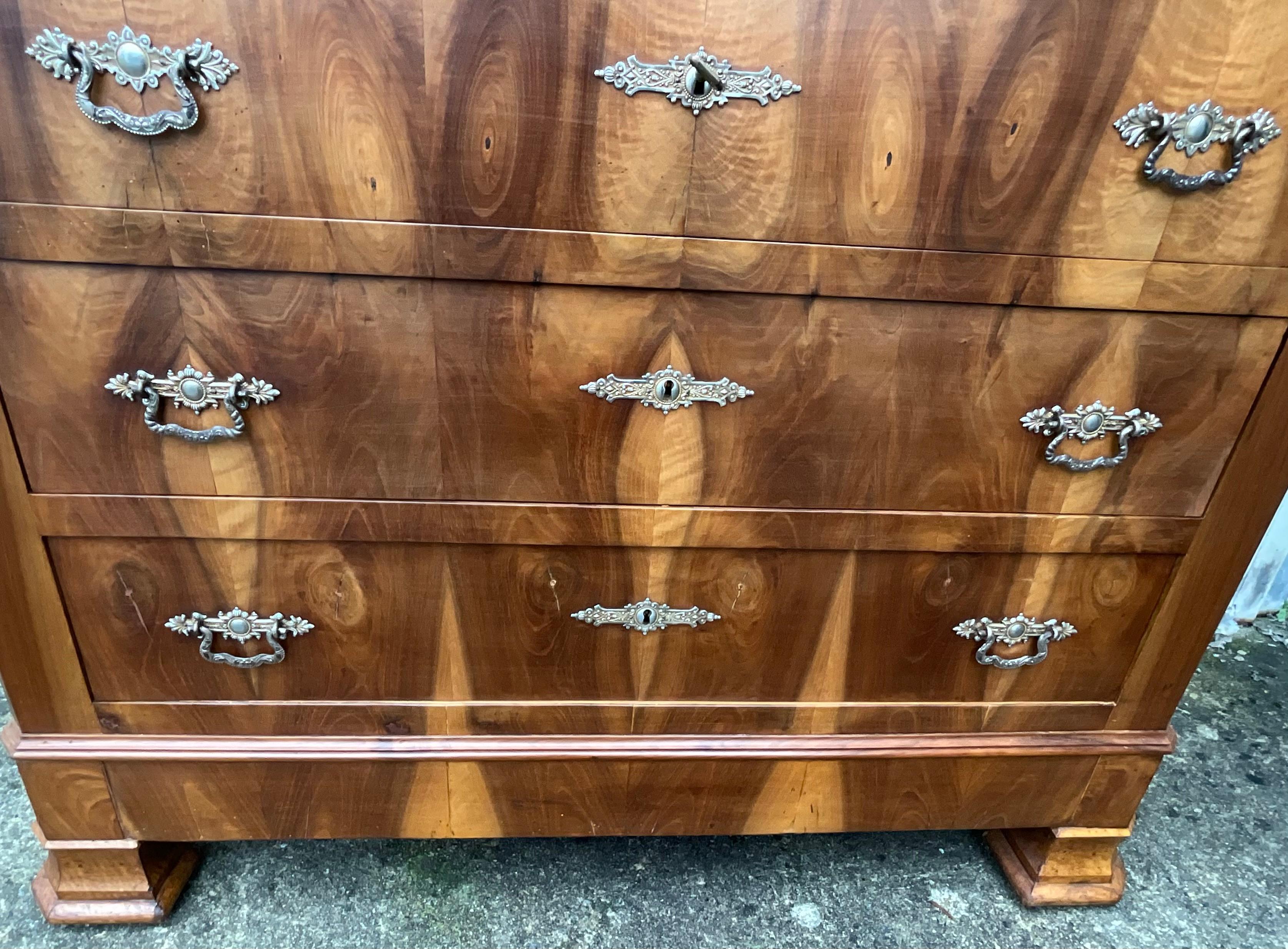 Commode Louis Philippe in radica di noce con piano in marmo di Saint-Anne, XIX secolo in vendita 3