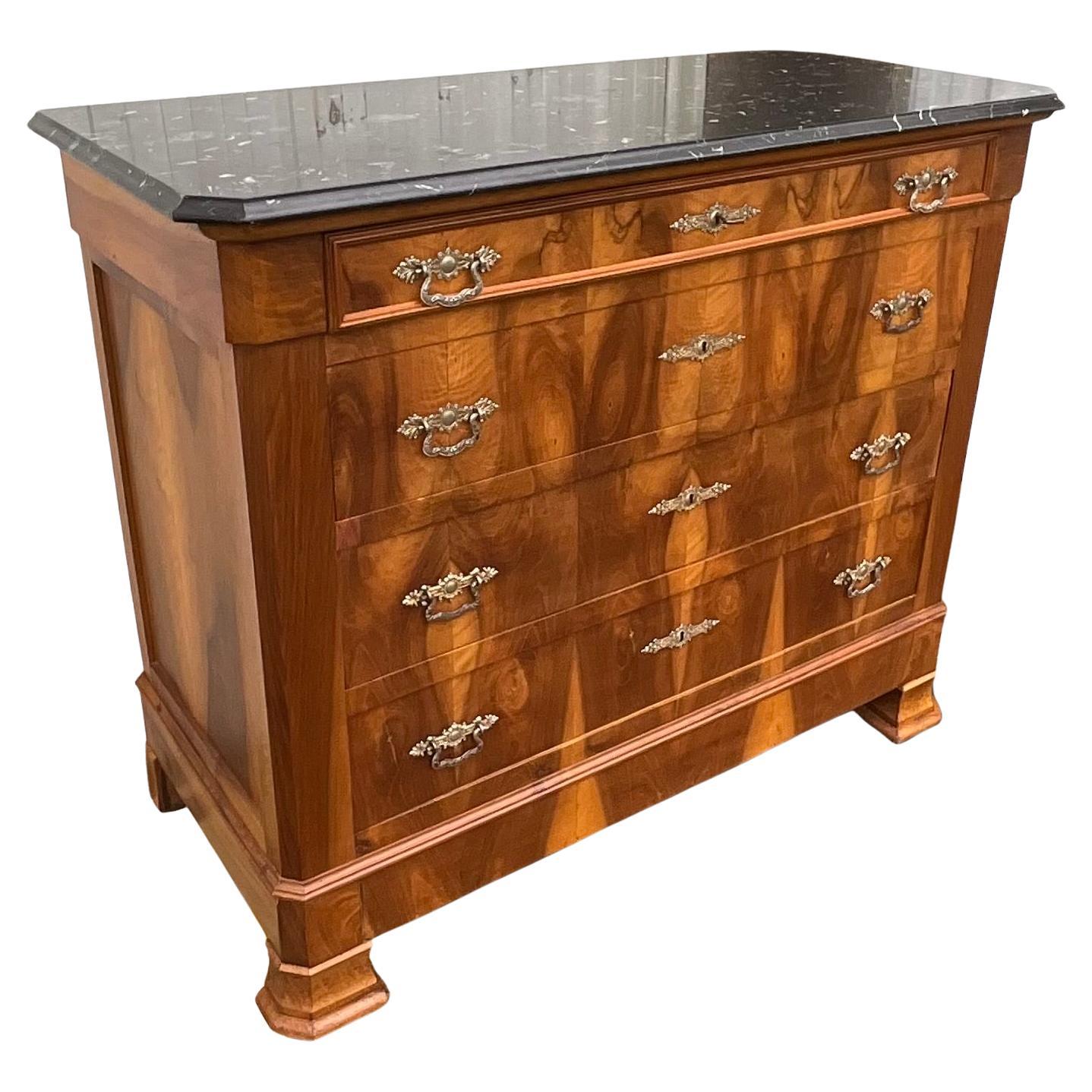Commode Louis Philippe en ronce de noyer avec plateau en marbre Sainte-Anne, 19e siècle