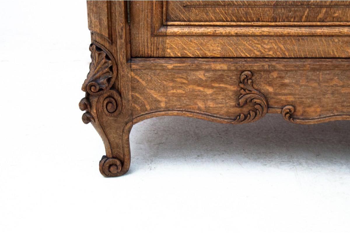 An antique chest of drawers from around 1900.

Wood: oak

Origin: France

Dimensions: height 111 cm / width 171 cm / depth 65 cm.