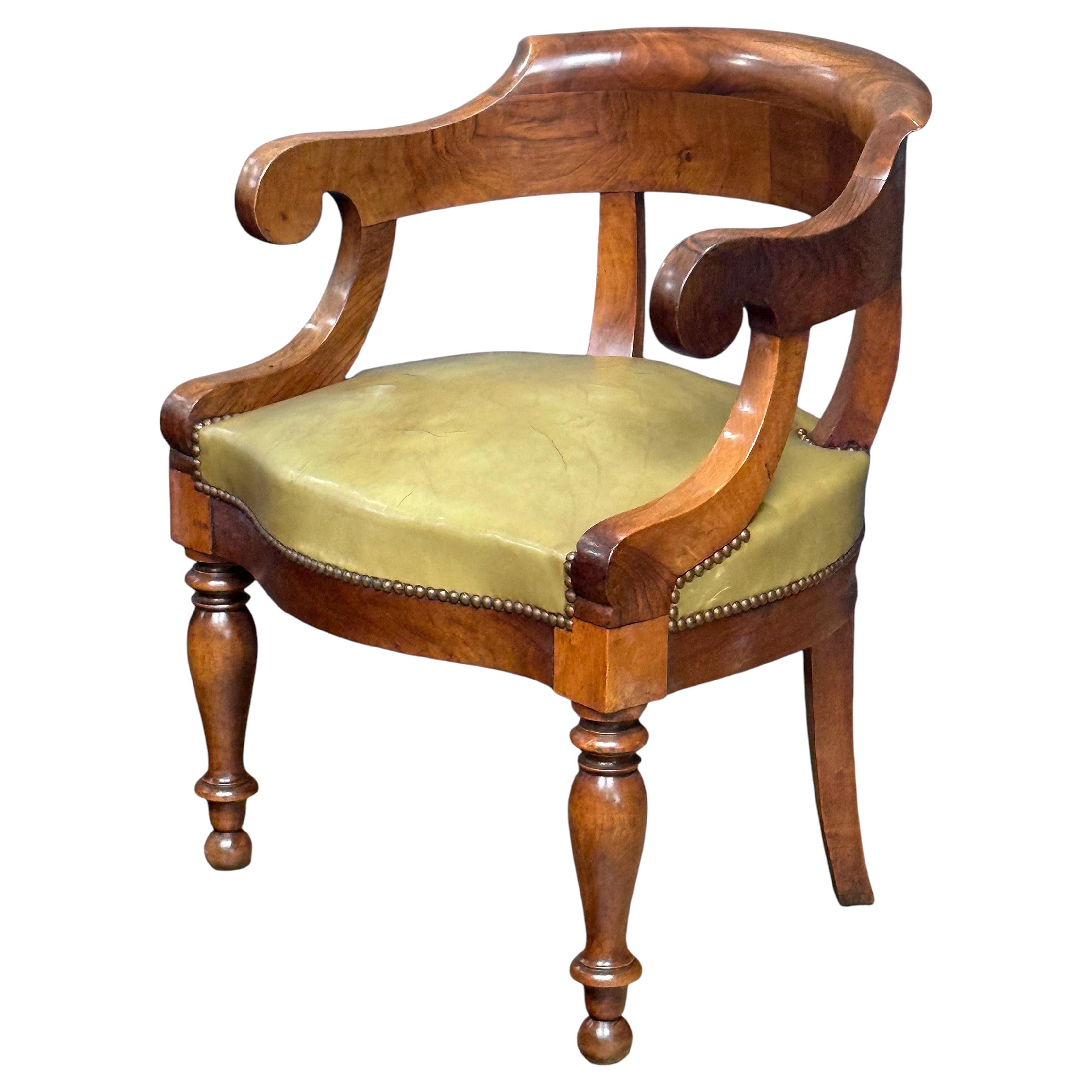 Louis Philippe-Schreibtischsessel oder Fauteuil de Bureau aus Leder und gedrechseltem Nussbaumholz im Angebot