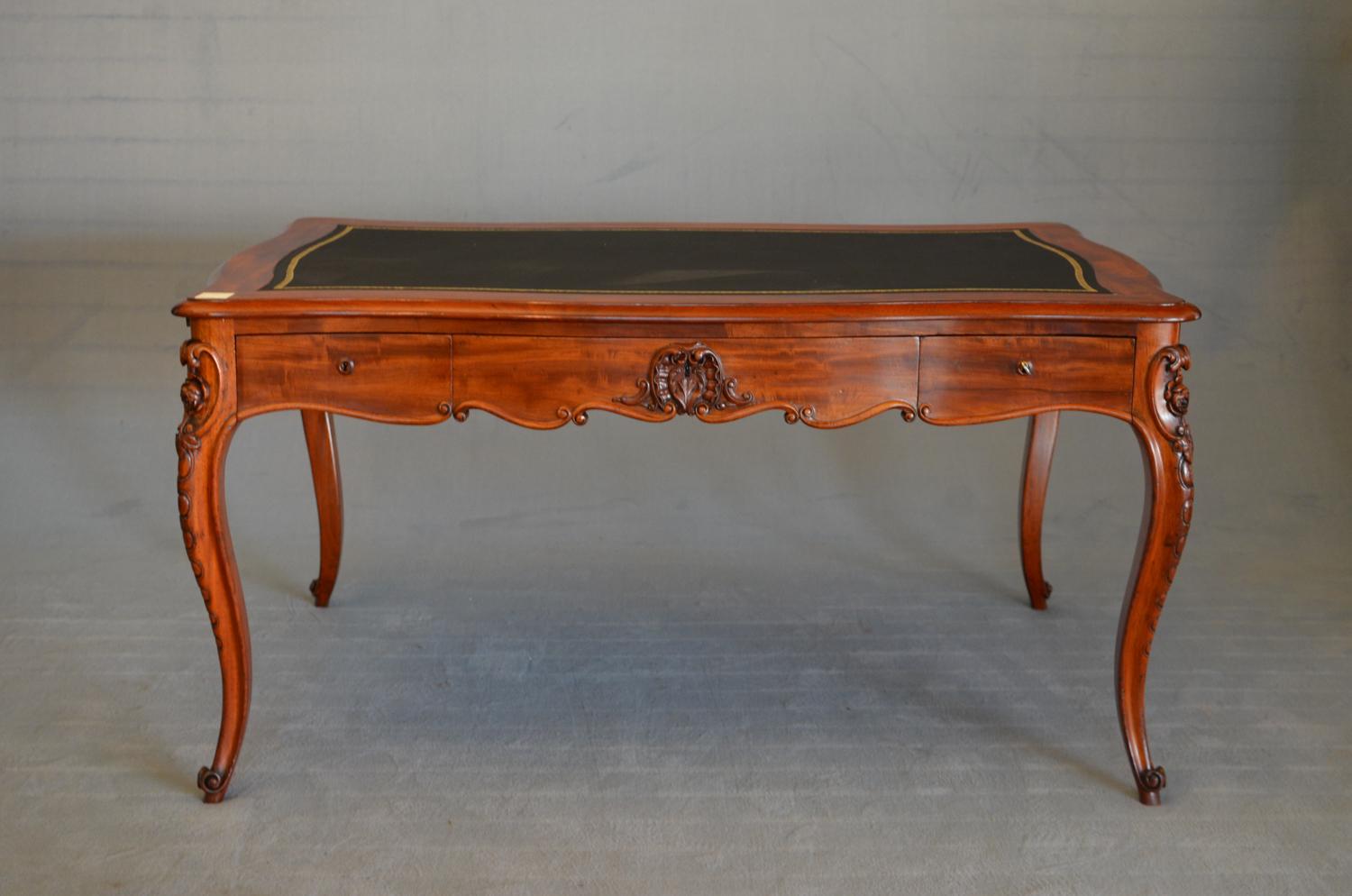 Louis Philippe Desk in Light Mahogany and French Leather from 1835 Restored In Excellent Condition In Bari, IT