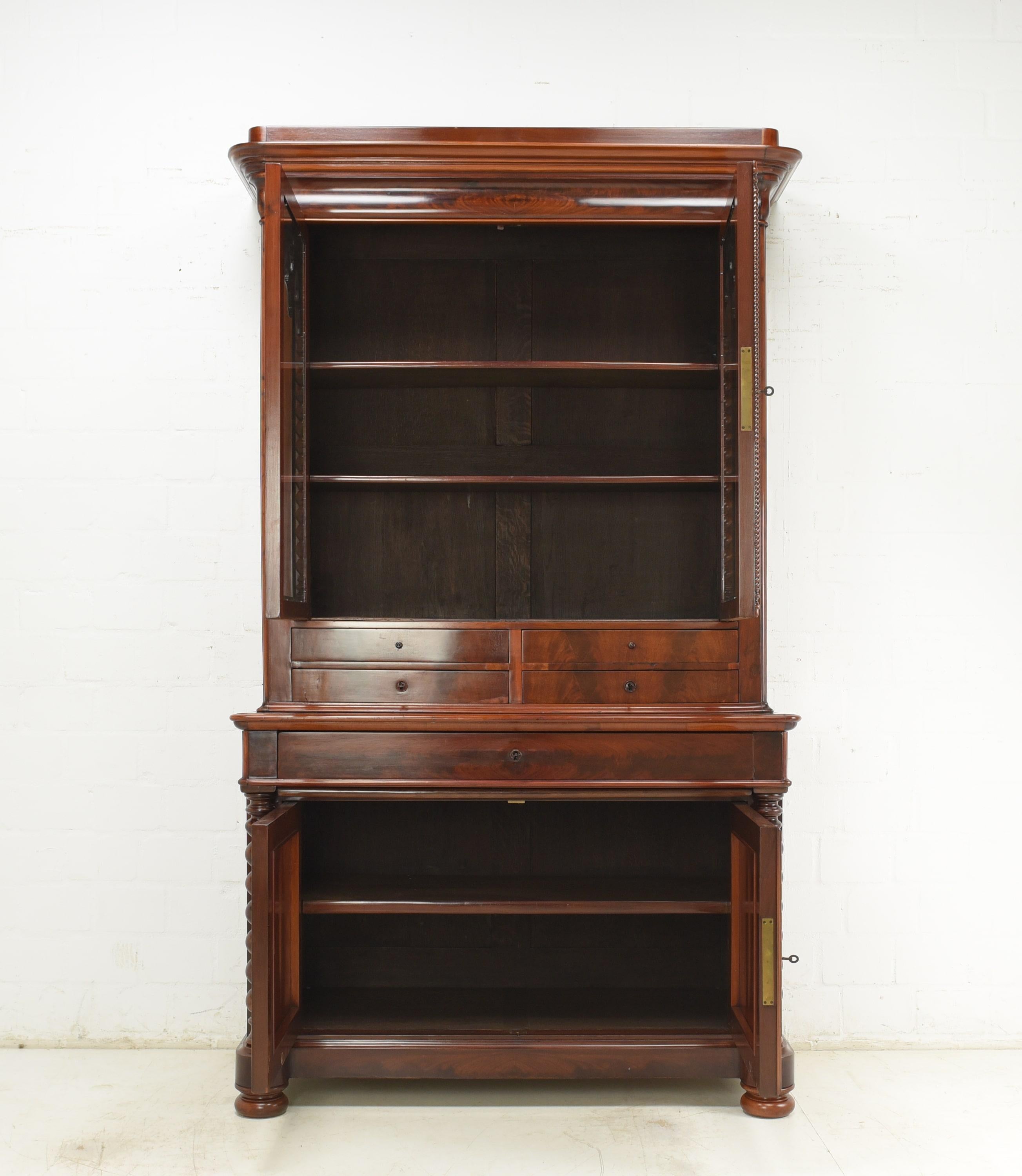 Louis Philippe Display Cabinet / Buffet Cabinet in Mahogany, circa 1880 In Good Condition For Sale In Lüdinghausen, DE