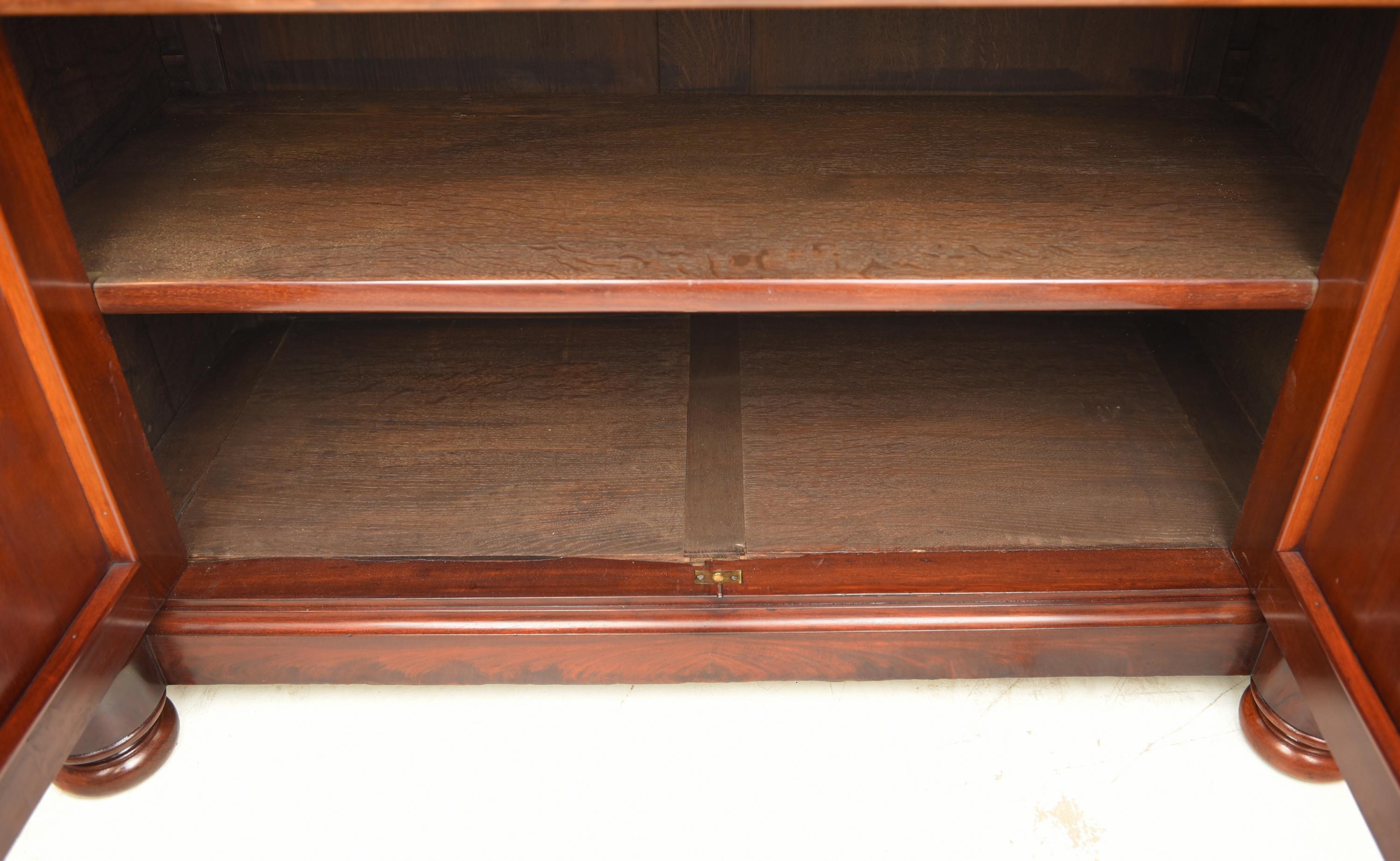 Louis Philippe Display Cabinet / Buffet Cabinet in Mahogany, circa 1880 For Sale 4