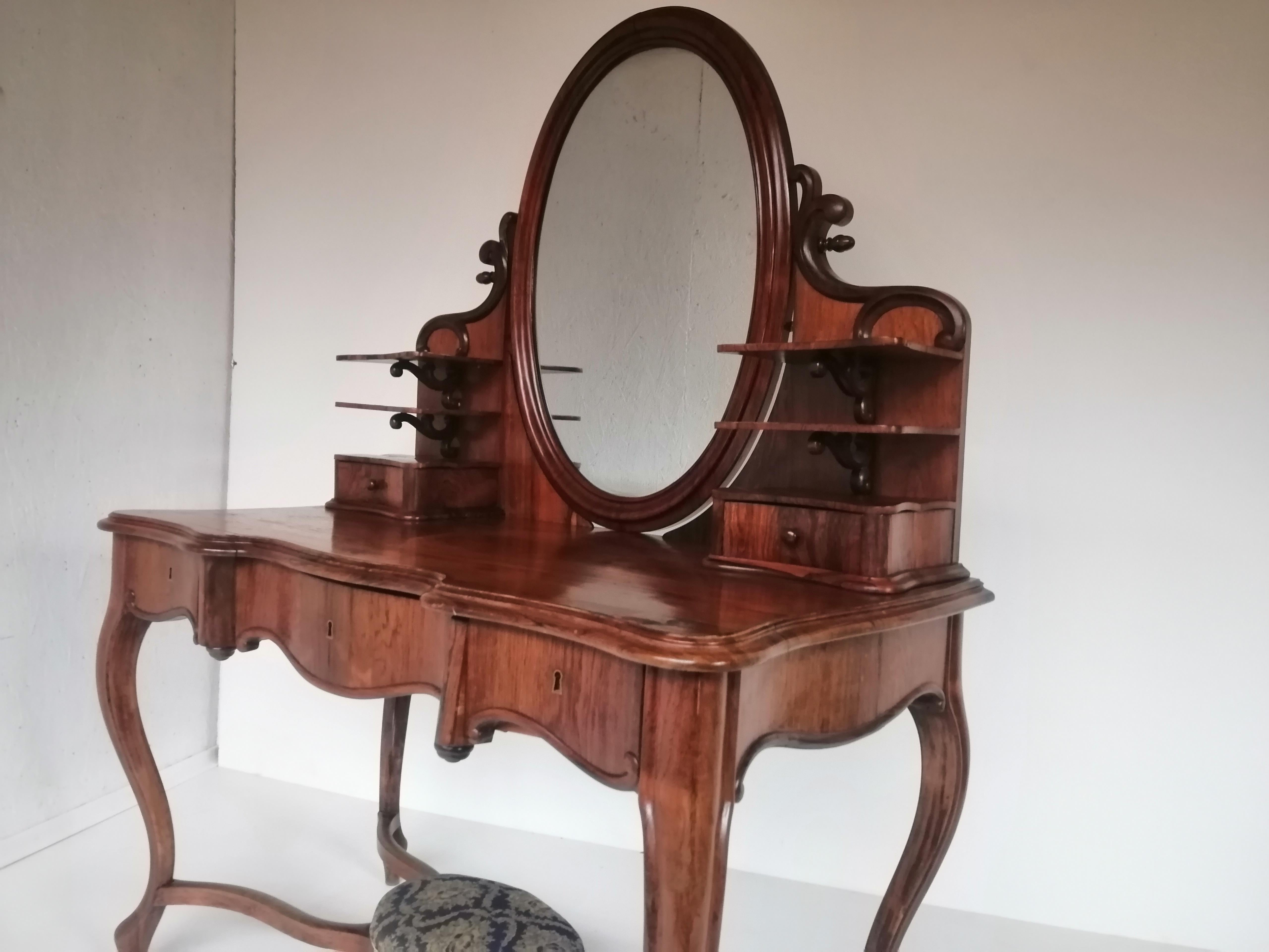 Nous présentons une coiffeuse Louis Philippe vraiment unique datant de 1860.

Les meubles de notre atelier sont recouverts manuellement d'un vernis laqué brillant.
Un meuble qui convient à tout type d'intérieur.
Nous expédions les meubles dans