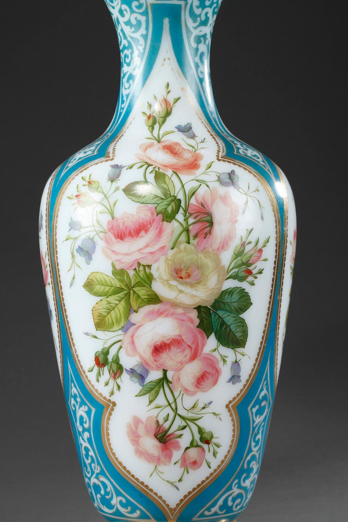 Louis-Philippe enameled opaline pair of vases In Good Condition For Sale In Paris, FR