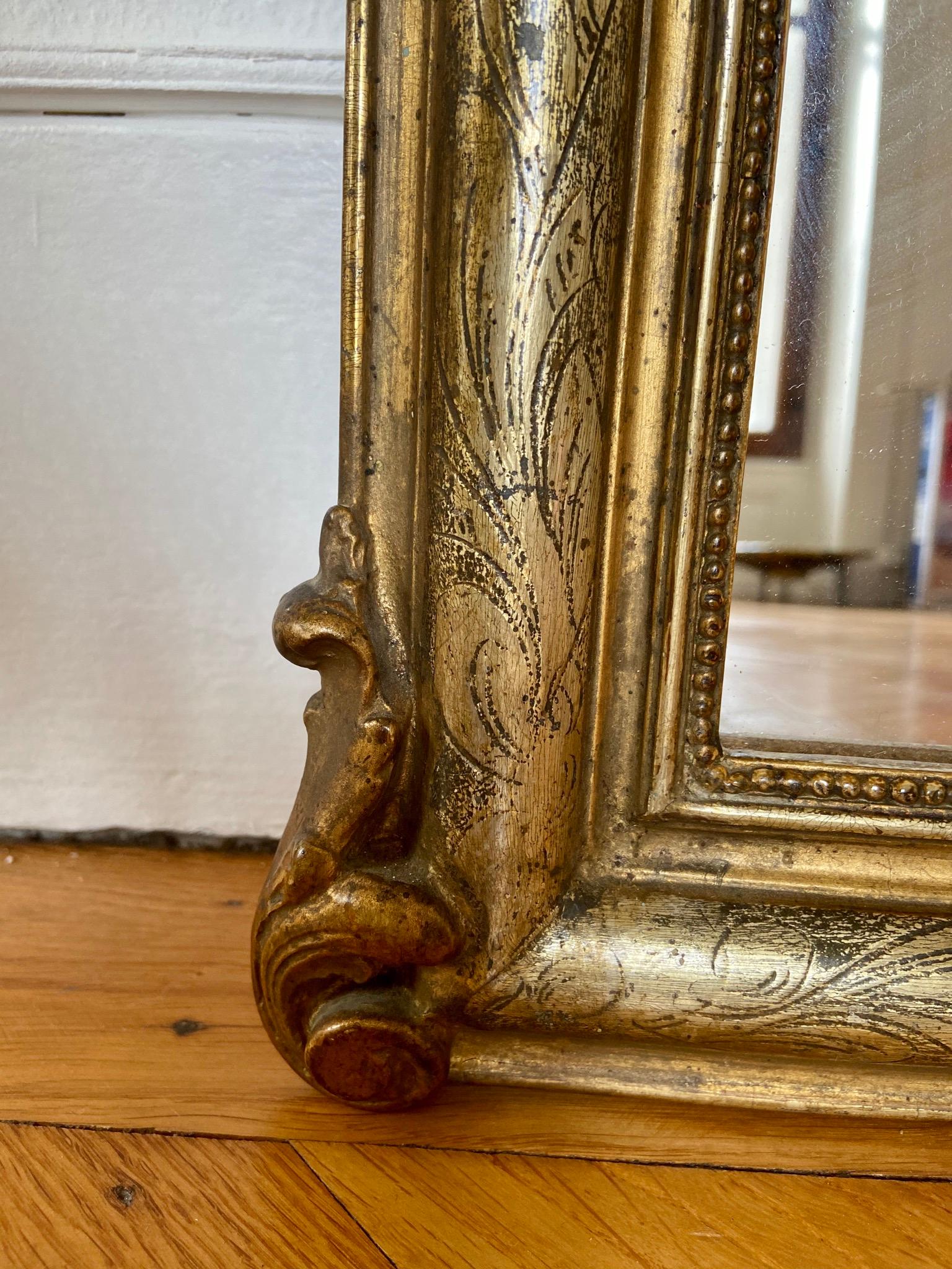 French Louis Philippe Fine Shell Crest Medium Giltwood Mirror, circa 1880, France
