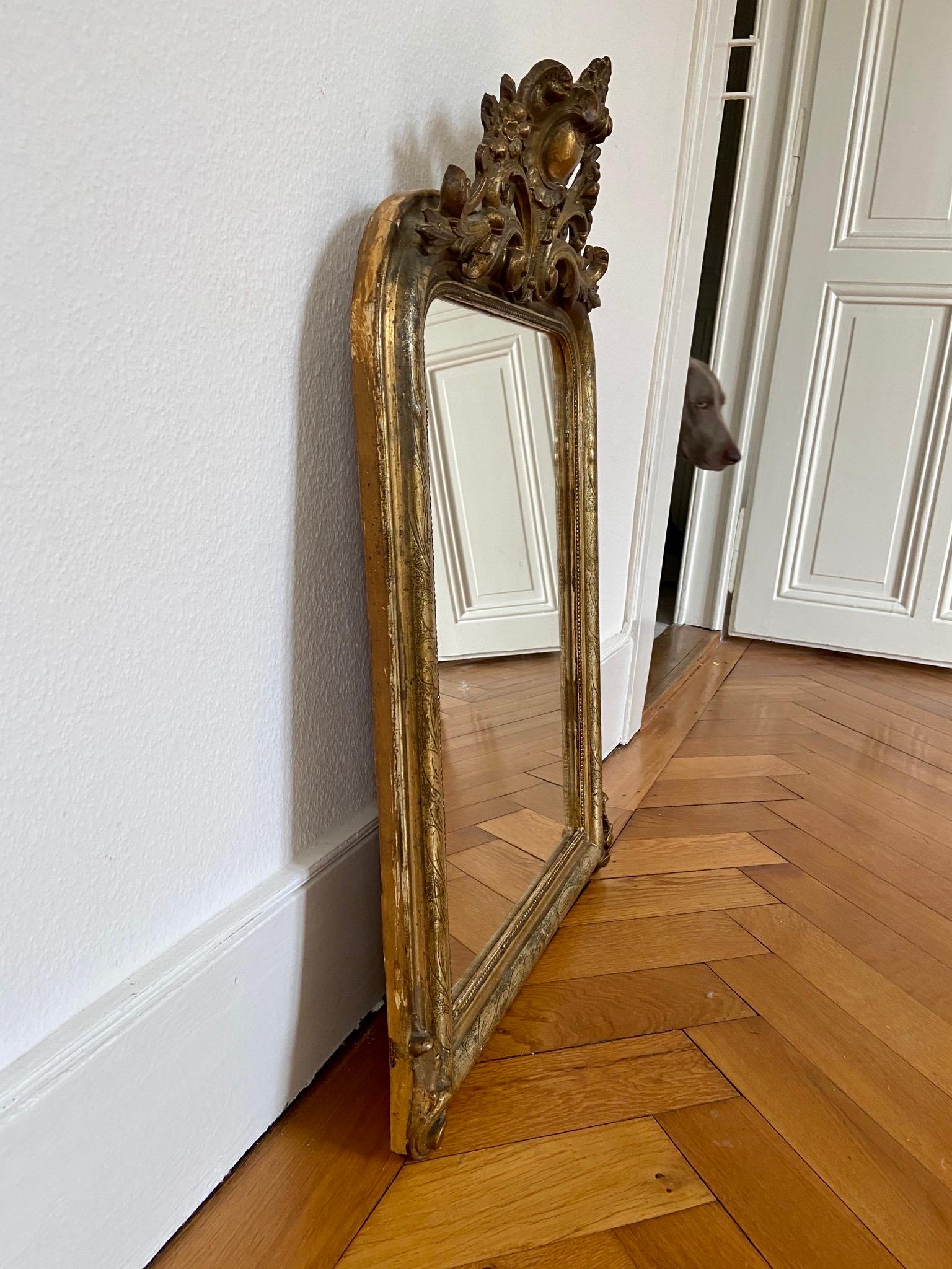 Late 19th Century Louis Philippe Fine Shell Crest Medium Giltwood Mirror, circa 1880, France