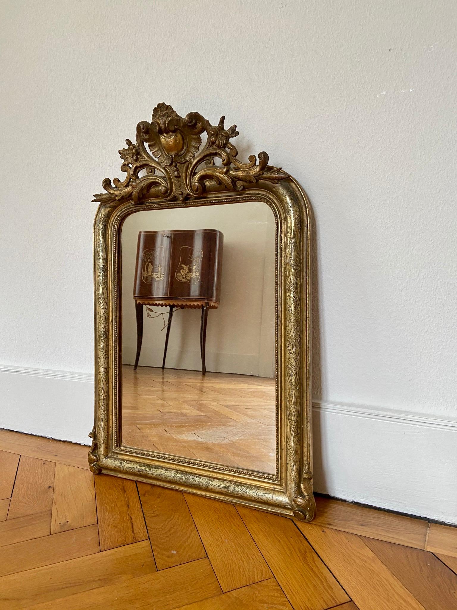 Louis Philippe Fine Shell Crest Medium Giltwood Mirror, circa 1880, France 9