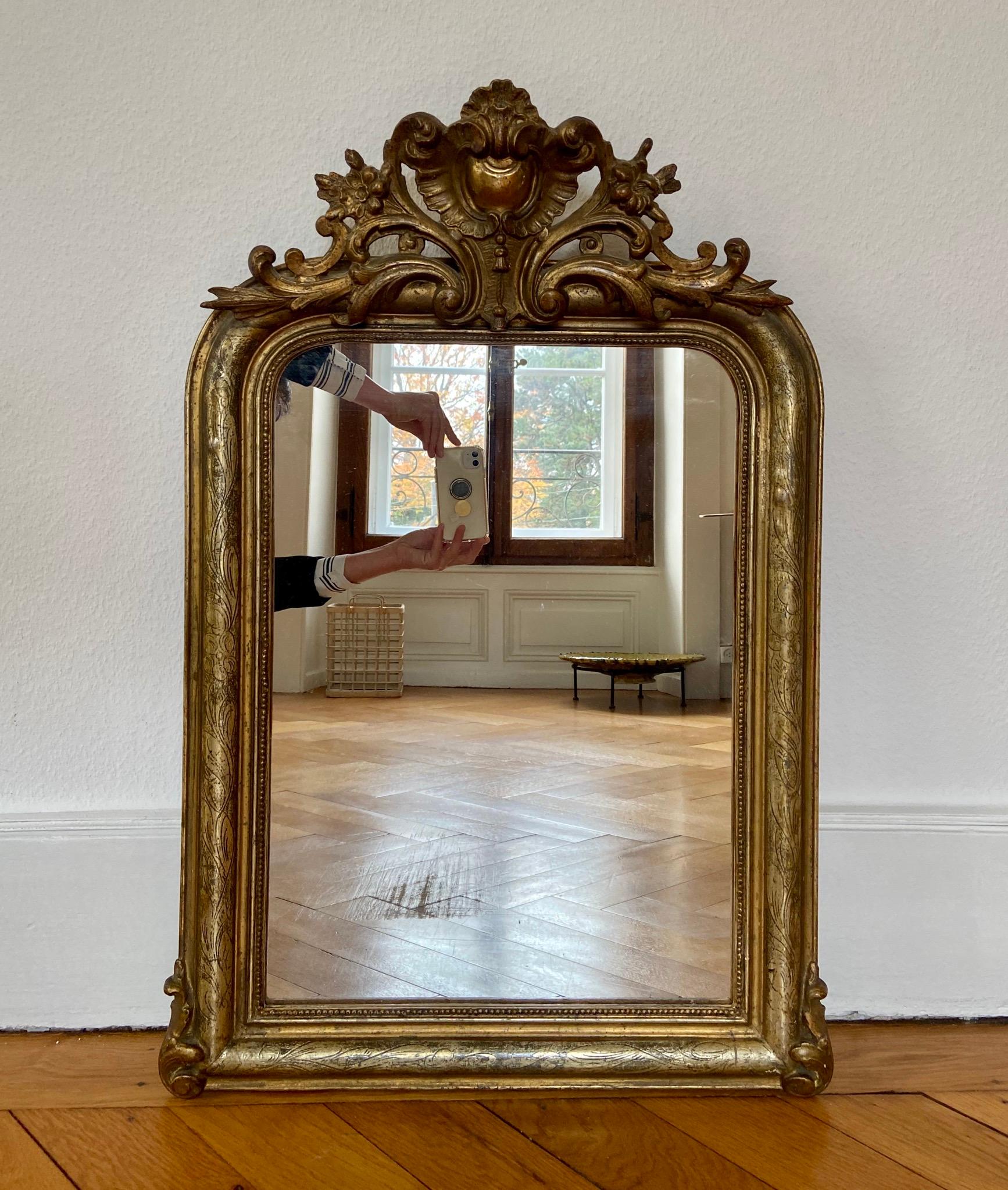 Louis Philippe Fine Shell Crest Medium Giltwood Mirror, circa 1880, France 3