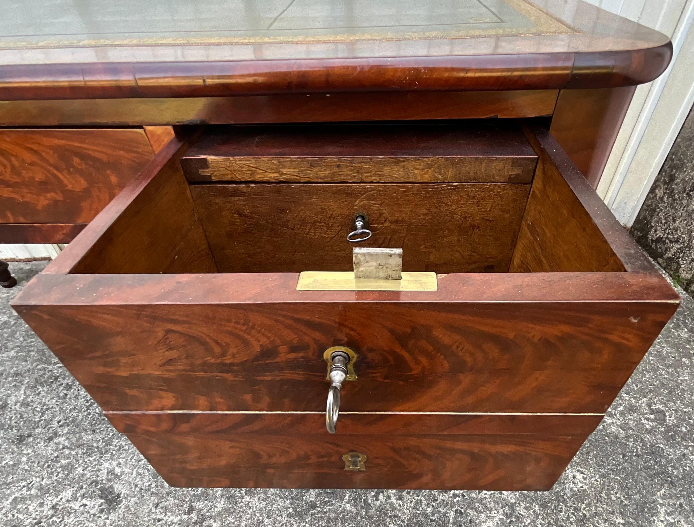 Louis-philippe Flat Desk In Flamed Mahogany, Mid-19th Century For Sale 7