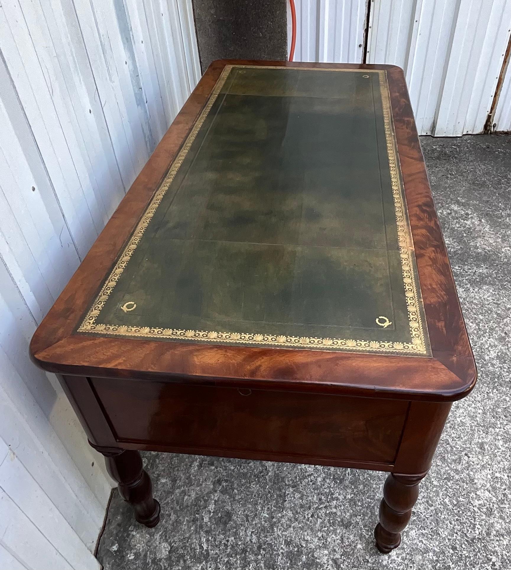 Louis-Philippe Flame Mahogany Flat Desk, Mid-19th Century – Former Notary’s Desk from the Loire Valley

Elegant Louis-Philippe flat desk, dating from the mid-19th century, originating from a bourgeois residence in the Loire Valley. It once belonged