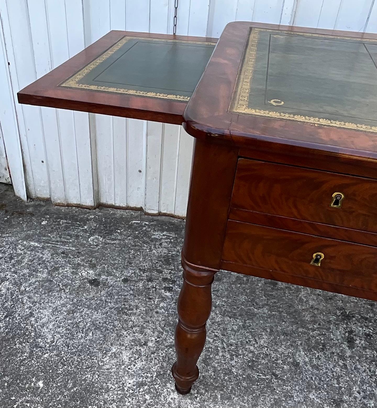 Louis-philippe Flat Desk In Flamed Mahogany, Mid-19th Century In Good Condition For Sale In SAINT-CLÉMENT-DE-LA-PLACE, FR