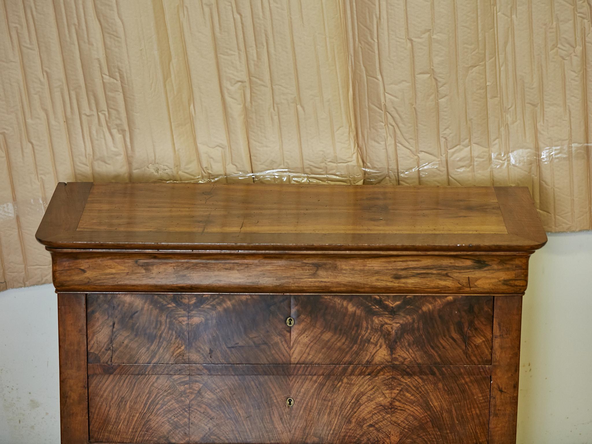 Louis-Philippe French 19th Century Bookmatched Walnut Chest with Four Drawers For Sale 4