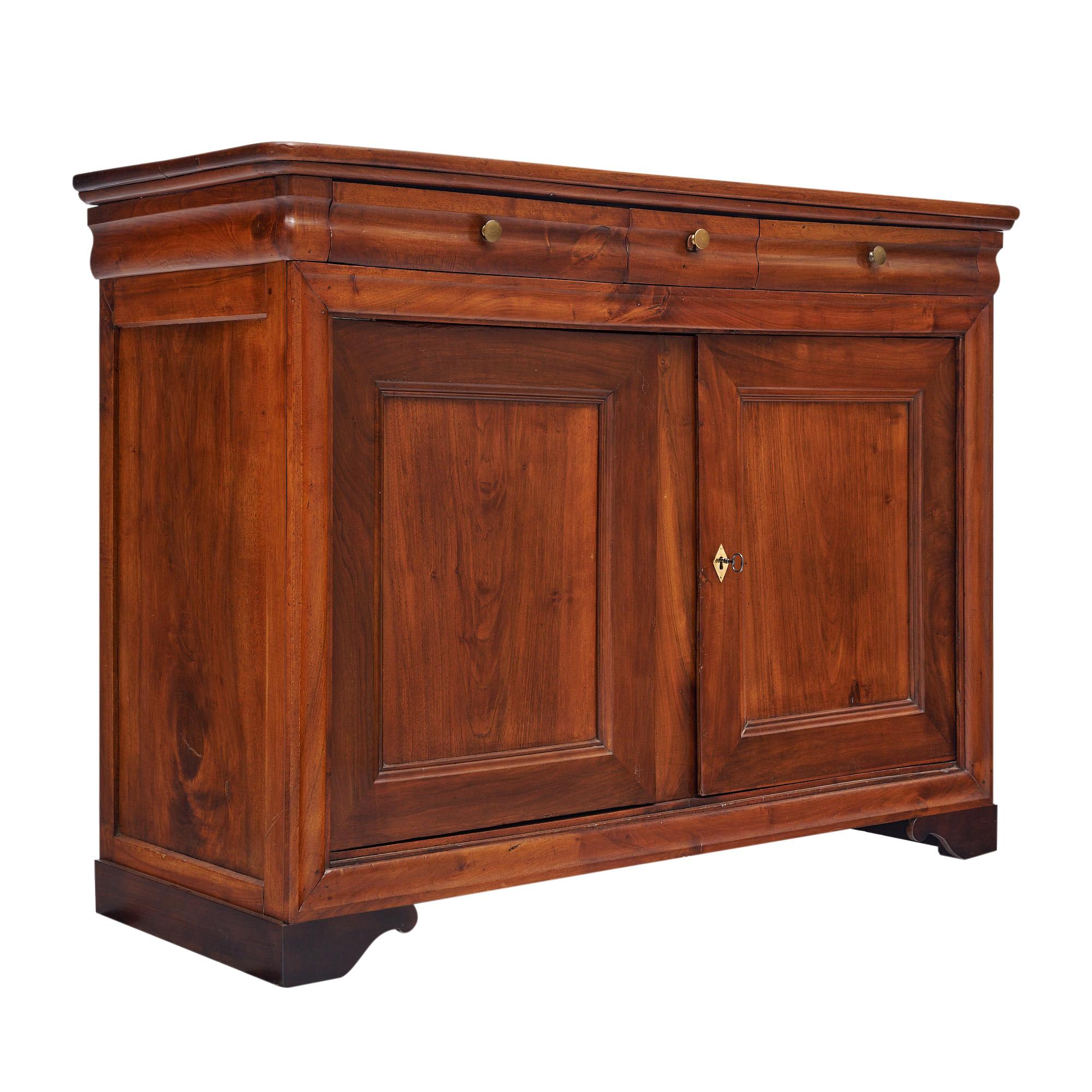 Buffet o credenza del periodo Louis Philippe in Francia. Questo pezzo è un autentico mobile di provincia realizzato nella Valle del Rodano in Francia. È realizzato in legno massiccio, principalmente in noce. È stato rifinito con una lucidatura
