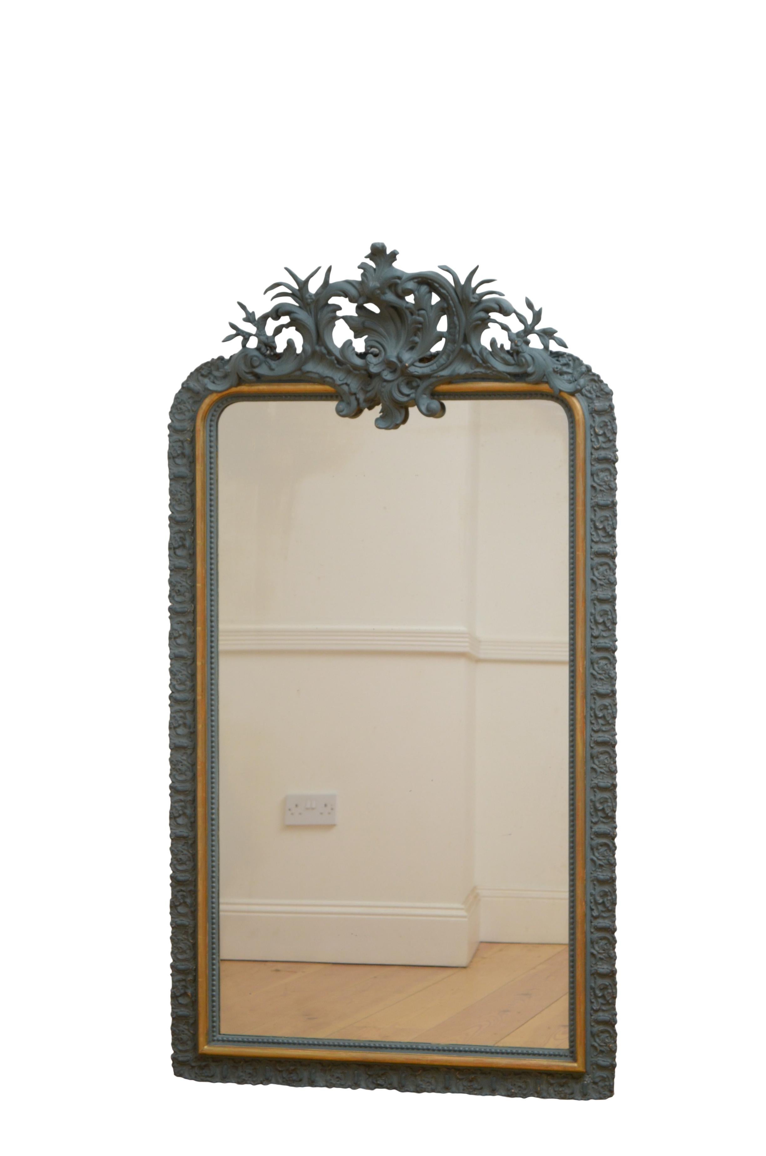 K0534 sehr attraktiver französischer Wandspiegel aus vergoldetem und bemaltem Louis-Philippe-Holz aus dem XIX. Jahrhundert, mit Originalglas und kleinen Mängeln, in einem fein geschnitzten Rahmen mit floralem Wappen in der Mitte, alles in