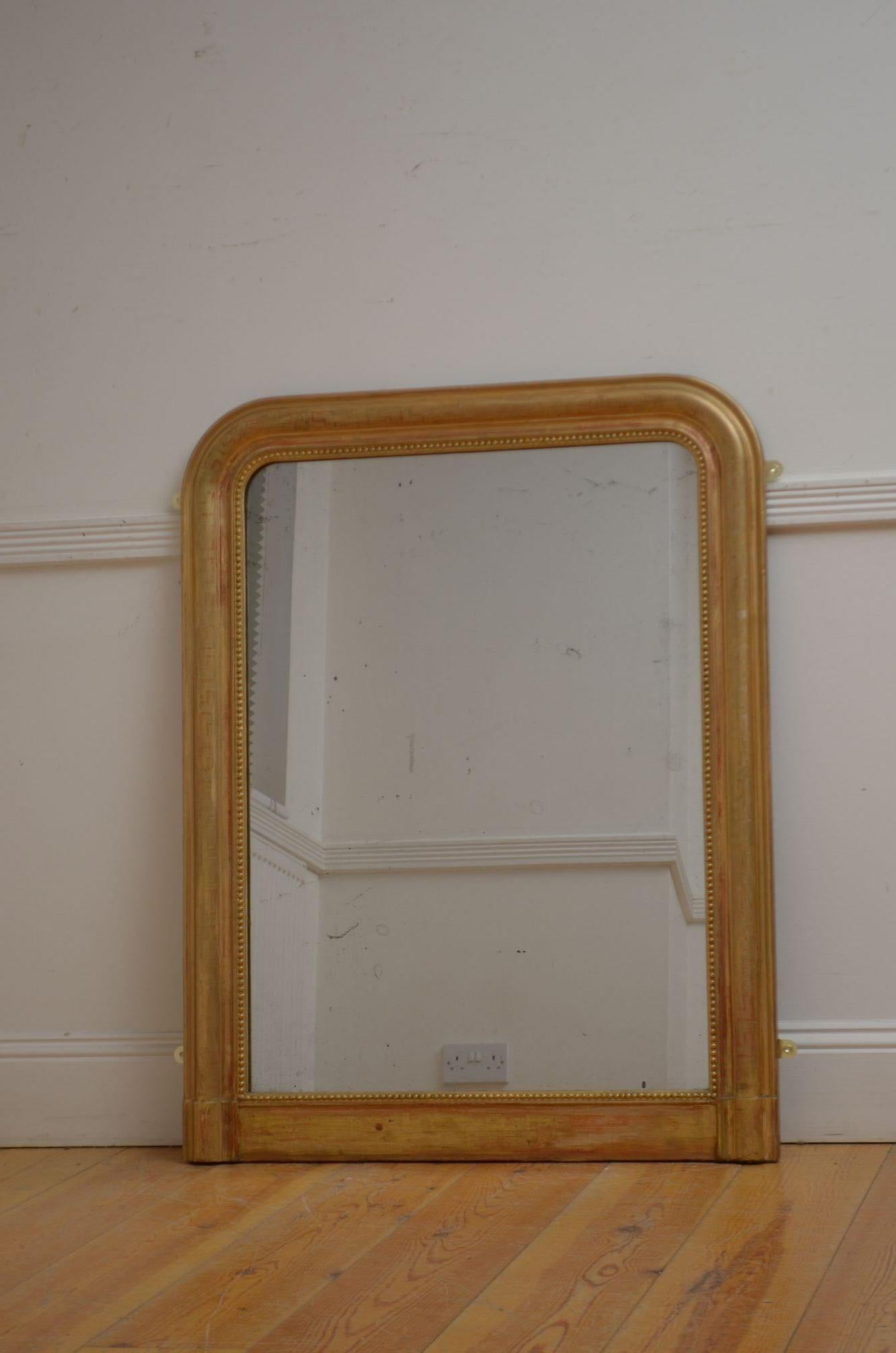 Sn5409 Attraente specchio da parete o da molo dorato del XIX secolo, con vetro originale con alcune imperfezioni in una cornice perlinata e modanata con decorazione a chiave greca incisa. Questo specchio antico conserva la doratura originale con