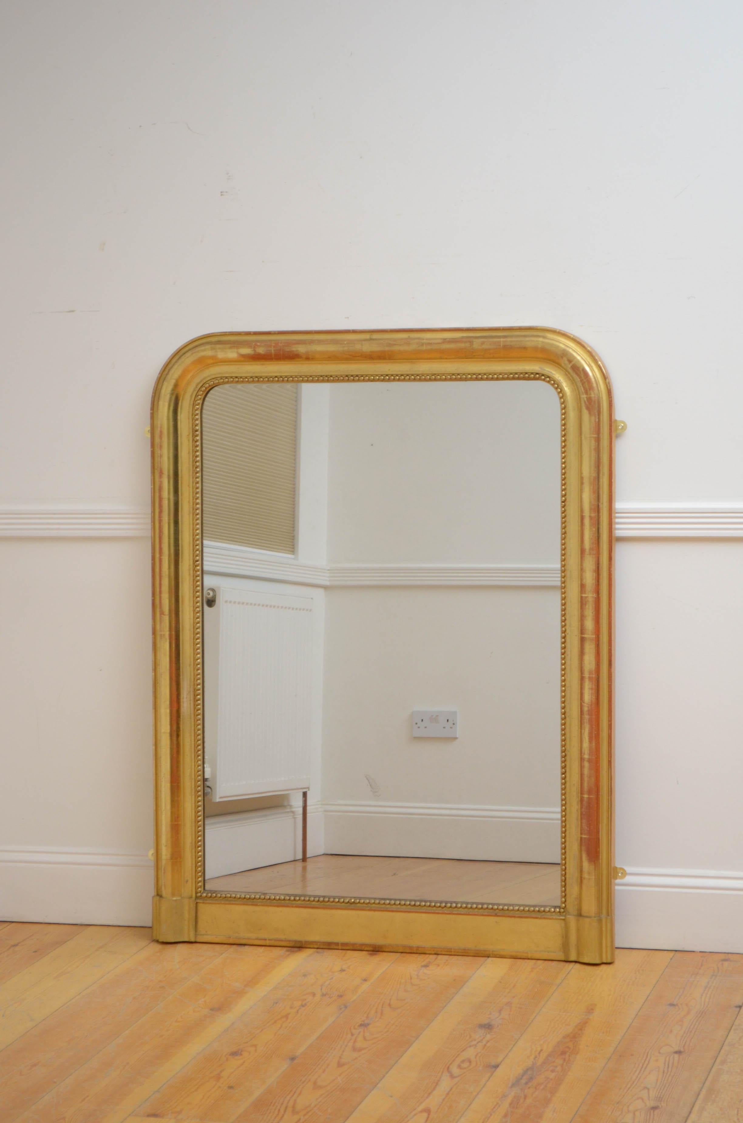 Sn5209 Miroir mural doré du 19ème siècle, avec vitre d'origine renardée, dans un cadre doré à perles et à coussin moulé. Ce miroir ancien a conservé son verre d'origine, sa dorure d'origine et ses panneaux arrière d'origine, le tout en état de