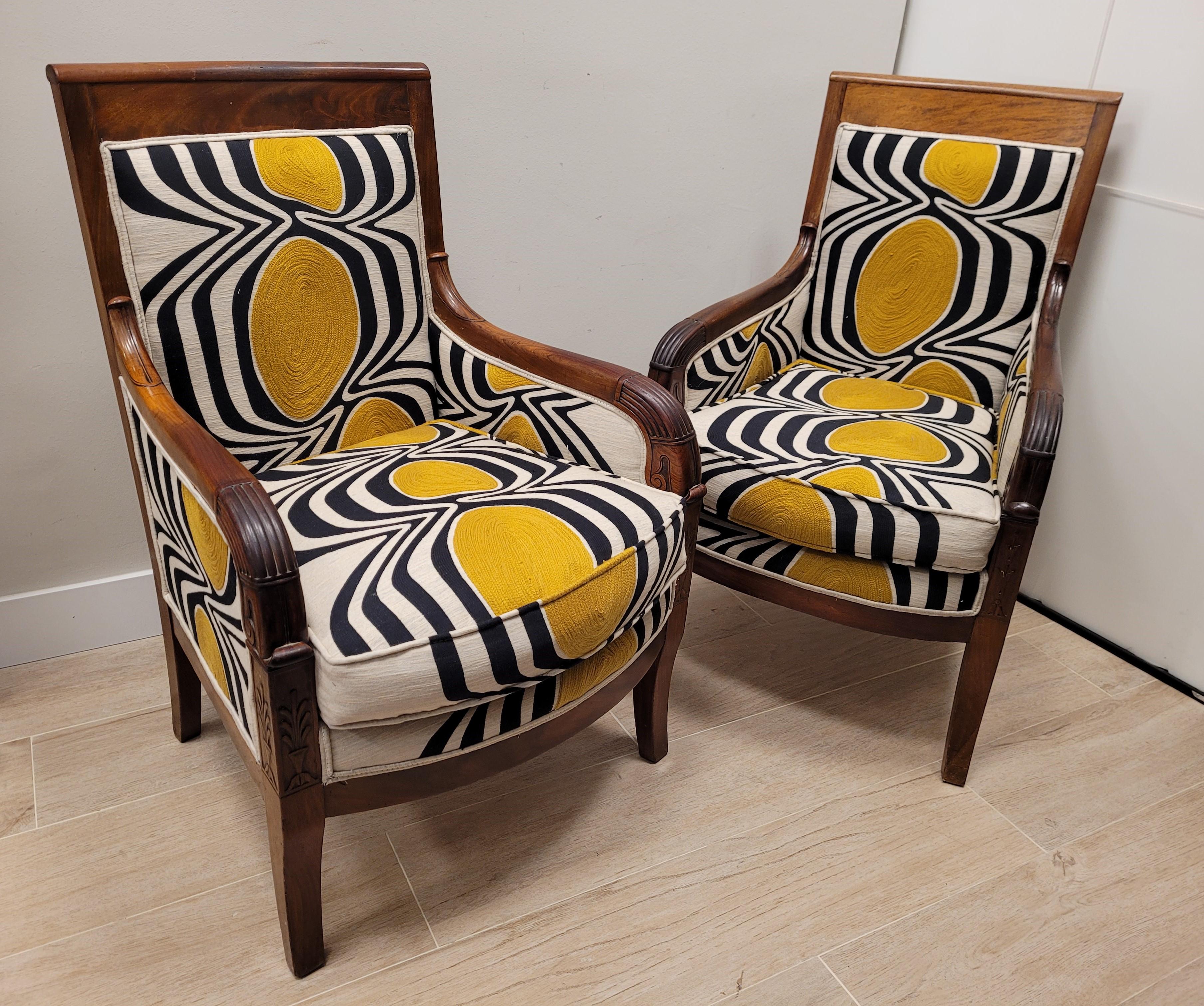 Out stunning pair of French Louis Philippe style armchairs, made of carved walnut wood. Its design highlights the simple, straight lines, slightly rounded in some details. The main characteristic of this style is elegance, but discreet and