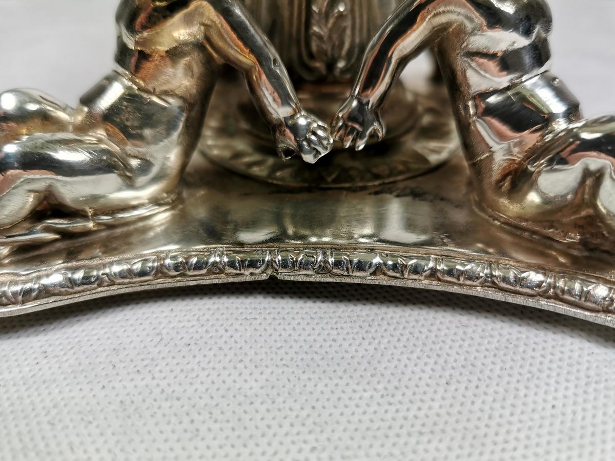 XIXe siècle Centre de table français Louis Philippe en verre opalin plaqué argent