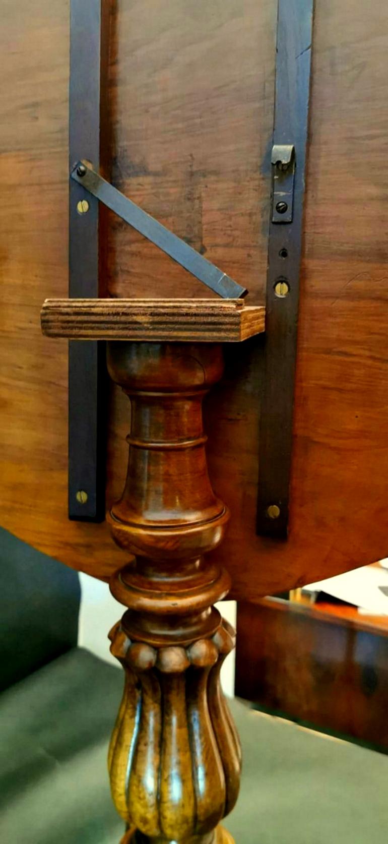 Table à voile en noyer de Louis Philippe en vente 9