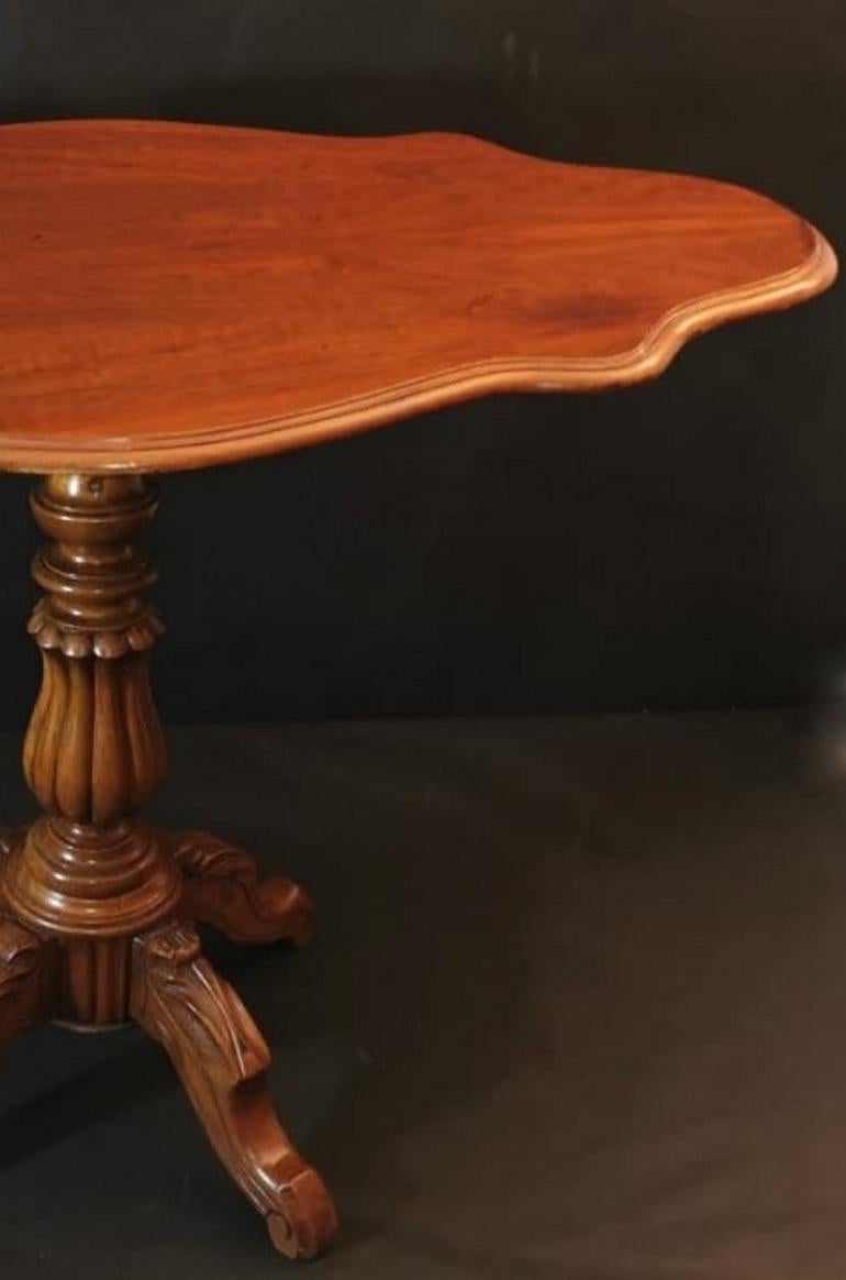 Français Table à voile en noyer de Louis Philippe en vente