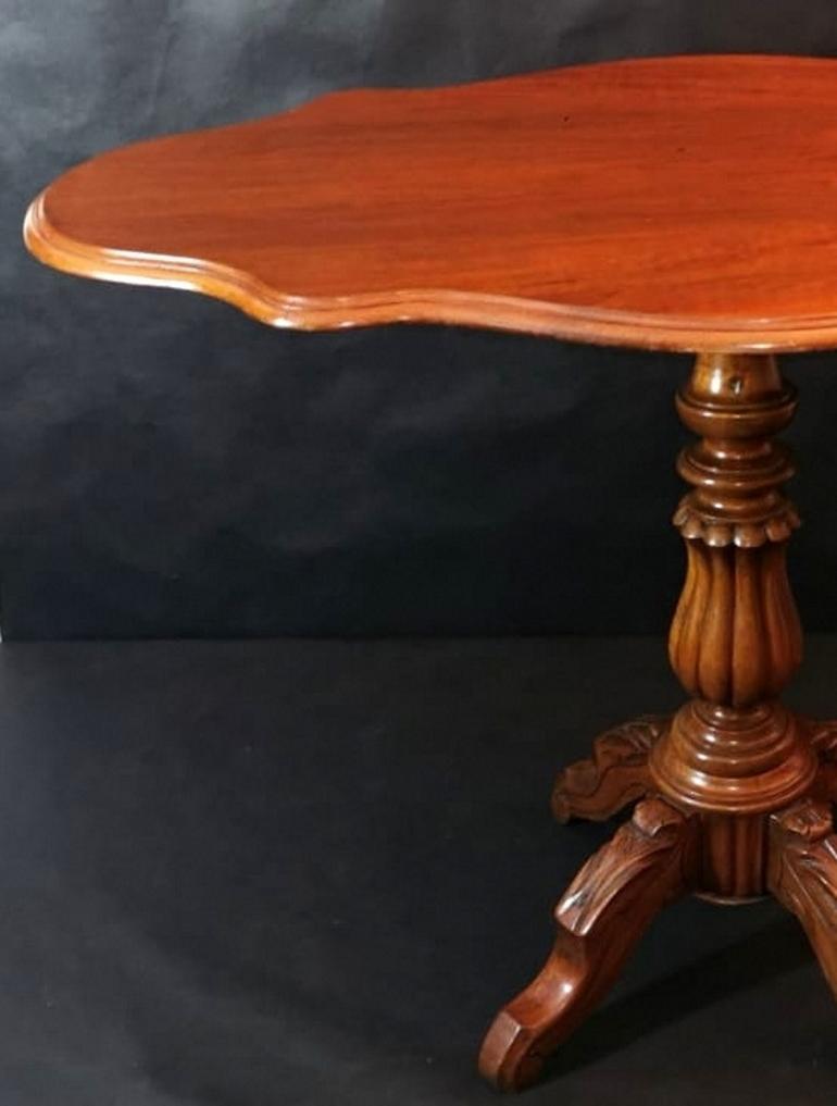Poli Table à voile en noyer de Louis Philippe en vente