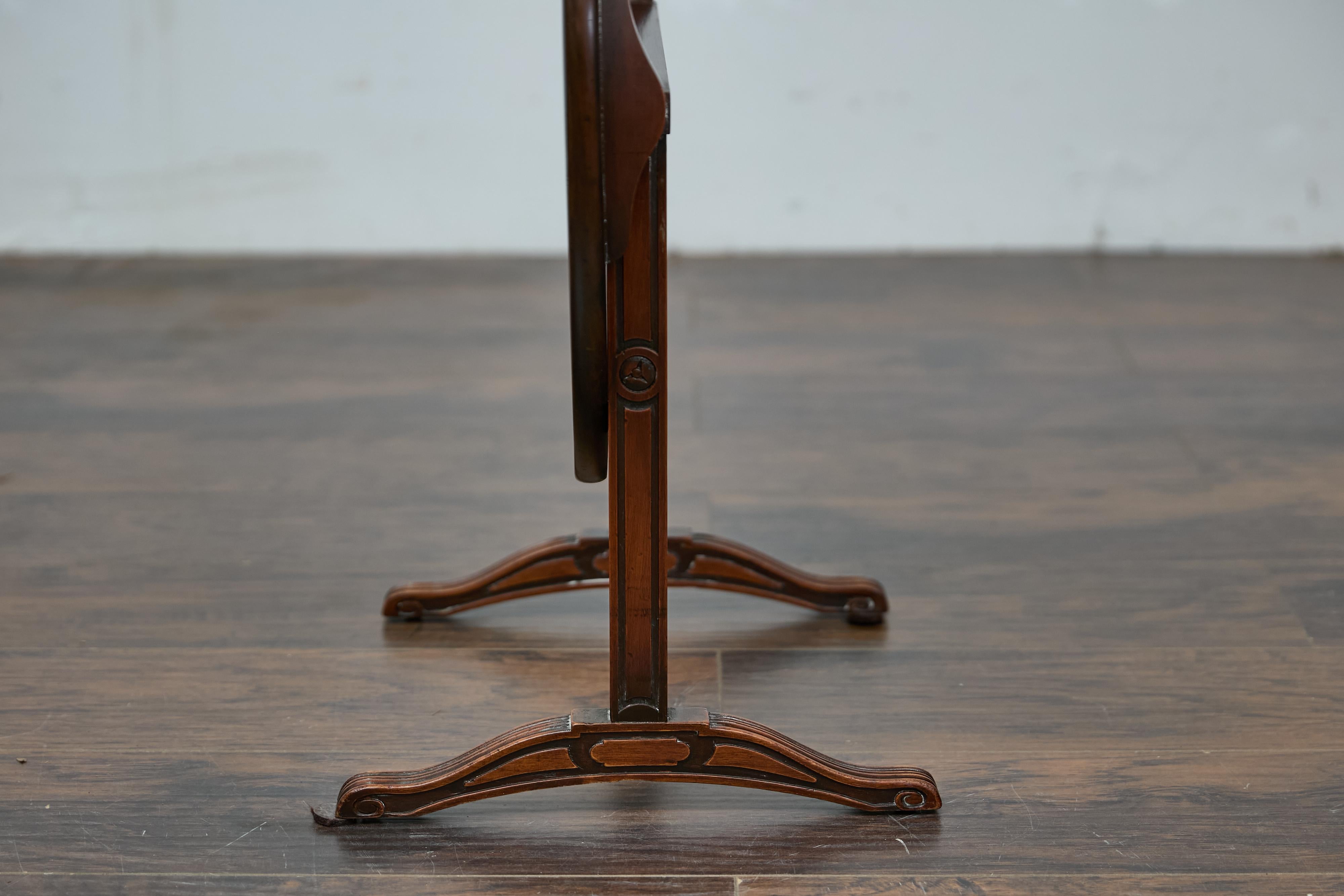 Louis-Philippe French Walnut Tilt-Top Wine Tasting Table with Carved Paw Feet For Sale 5